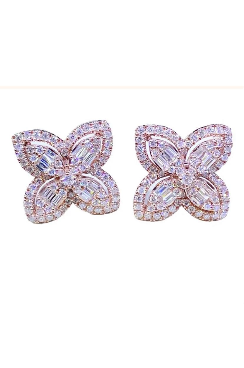 Un esclusivo paio di orecchini dal design floreale, così belli e dallo stile originale, un pezzo molto glamour. Eleva il tuo look e aggiunge un tocco di charme al tuo abbigliamento.
Gli splendidi orecchini sono realizzati in oro 18 carati con