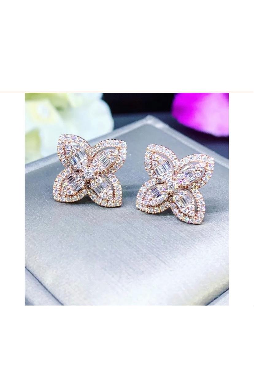 Orecchini con fiori di diamanti naturali da 1,10 carati in oro 18 carati In condizioni Nuovo in vendita a Massafra, IT