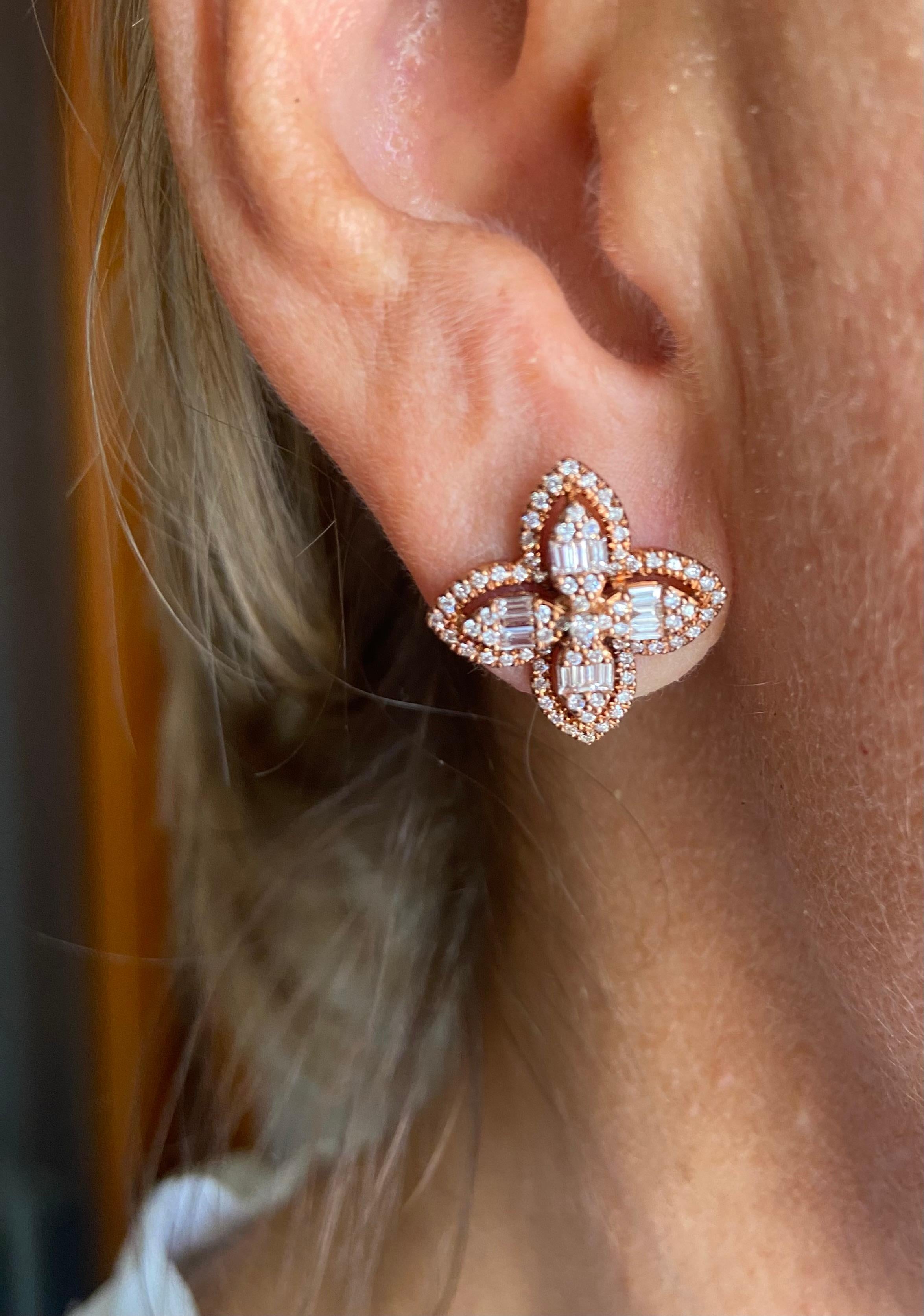Orecchini con fiori di diamanti naturali da 1,10 carati in oro 18 carati in vendita 1