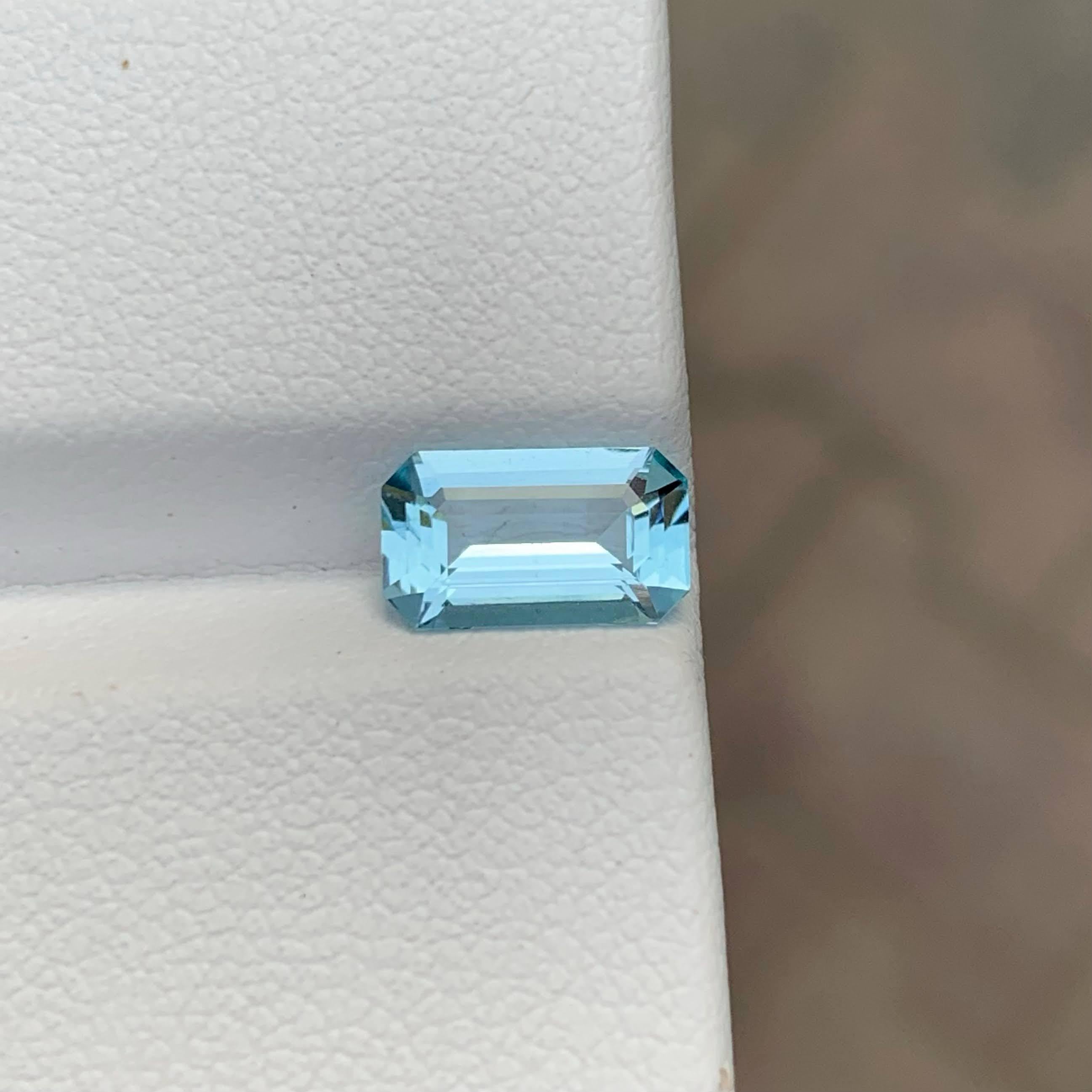 Peso 1,10 carati 
Dimensioni 9,2x5,5x3,3 mm
Trattamento Nessuno 
Origine Pakistan 
Chiarezza VVS 
Forma Taglio Smeraldo 




Questa acquamarina da 1,10 carati proveniente dal Pakistan presenta una tonalità blu pulita e rilassante che riflette il