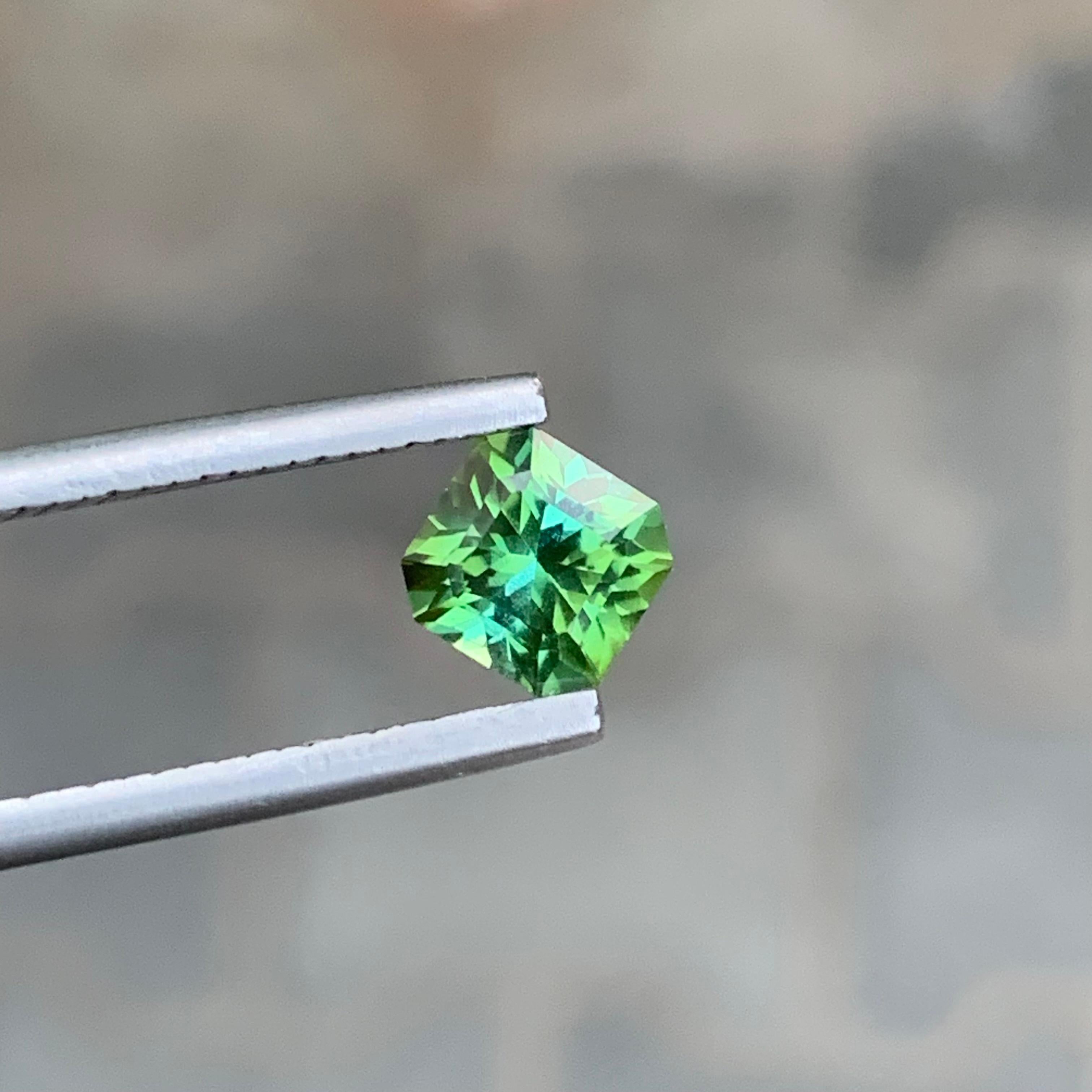 Tourmaline bleue verte naturelle non sertie de 1,10 carat de forme carrée pour bague en vente 3