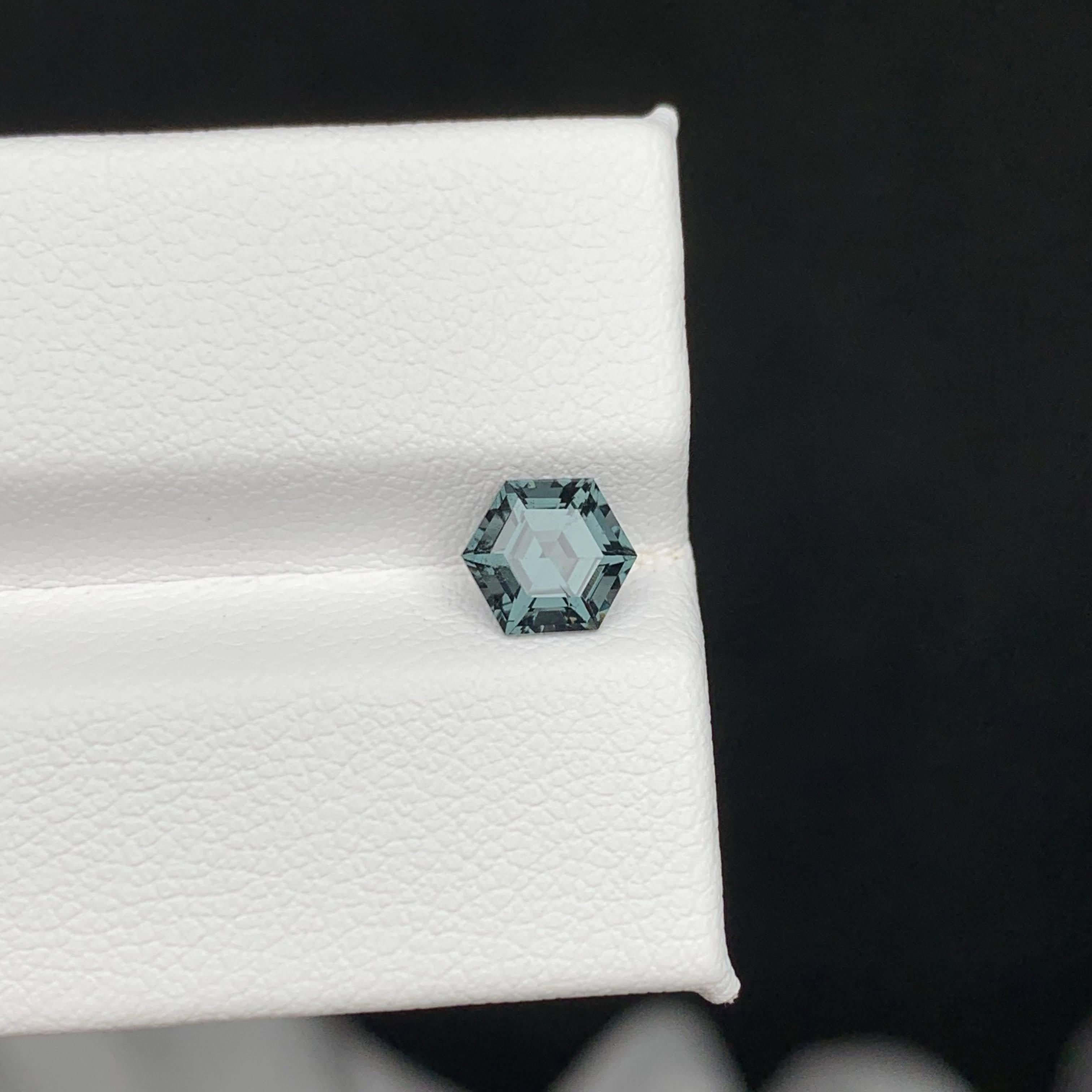 1,10 Carati di Spinello grigio naturale sfuso Pietra gemmata birmana con taglio esagonale In condizioni Nuovo in vendita a Bangkok, TH