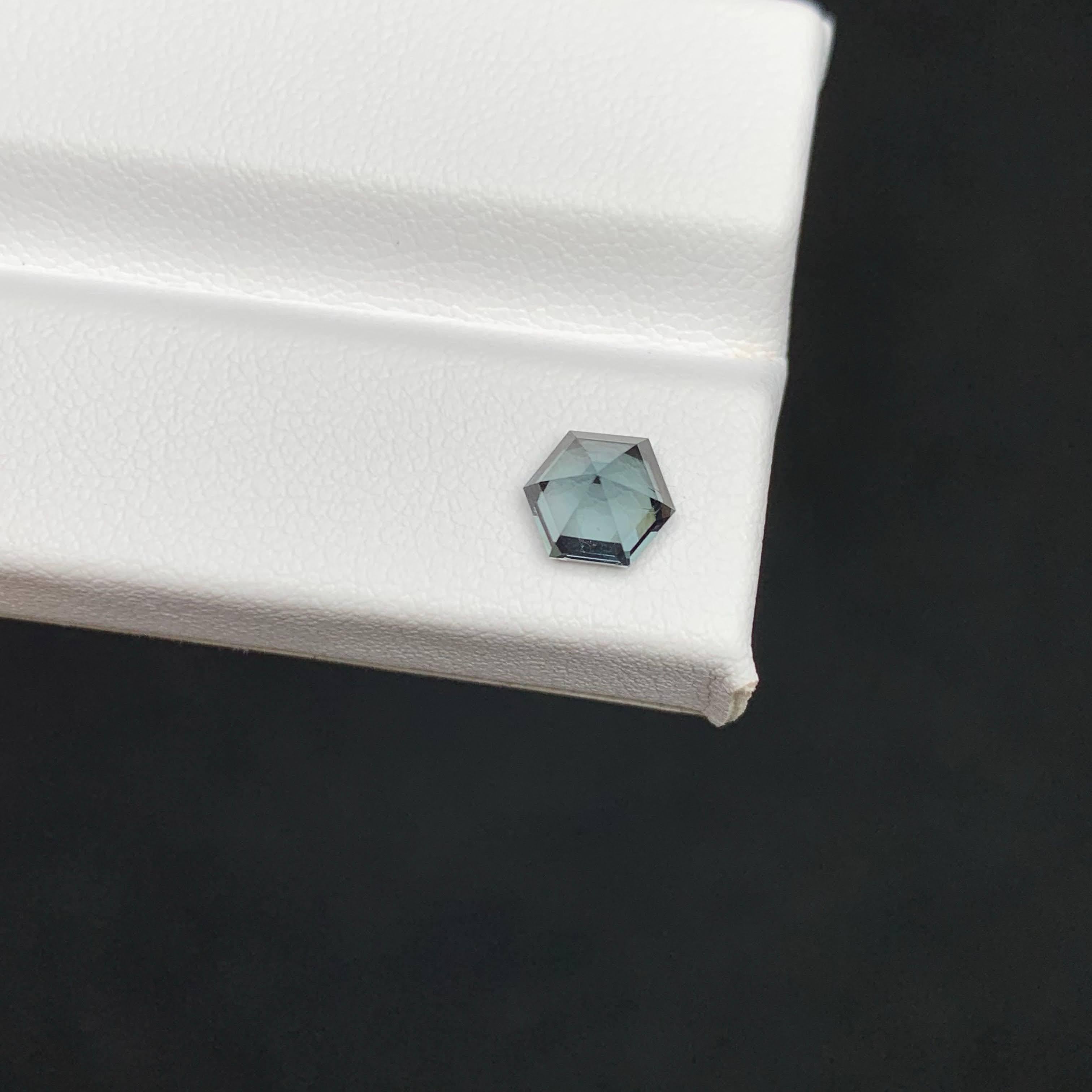 1,10 Carati di Spinello grigio naturale sfuso Pietra gemmata birmana con taglio esagonale in vendita 1