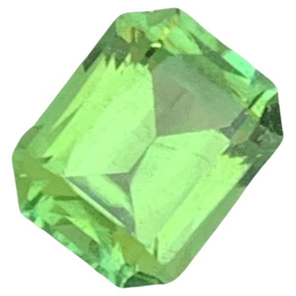 Pierre précieuse en tourmaline verte afghane taille émeraude naturelle de 1.10 carat pour bague
