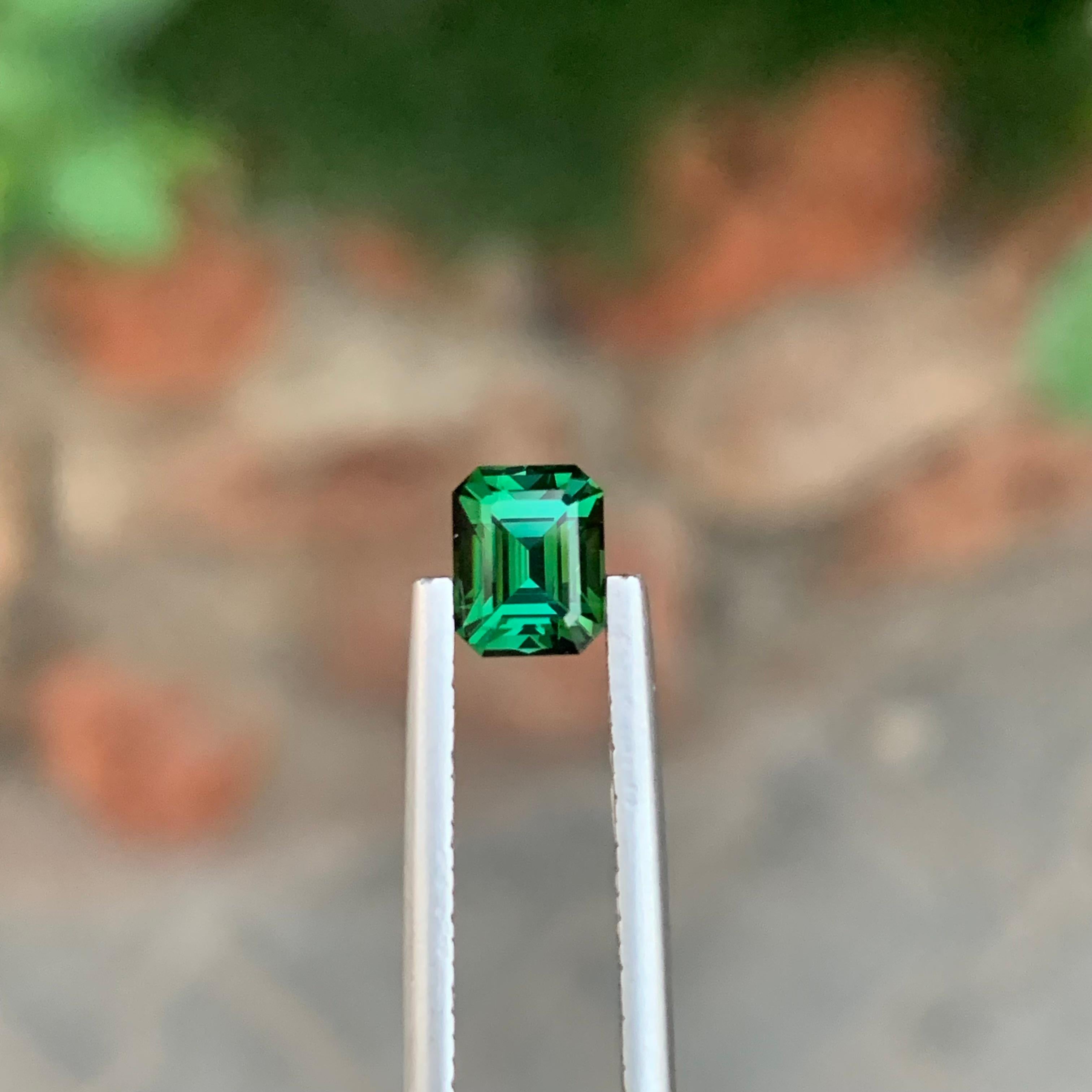 Arts and Crafts Pierre précieuse taille Asscher, tourmaline bleuâtre naturelle non sertie de 1,10 carat en vente
