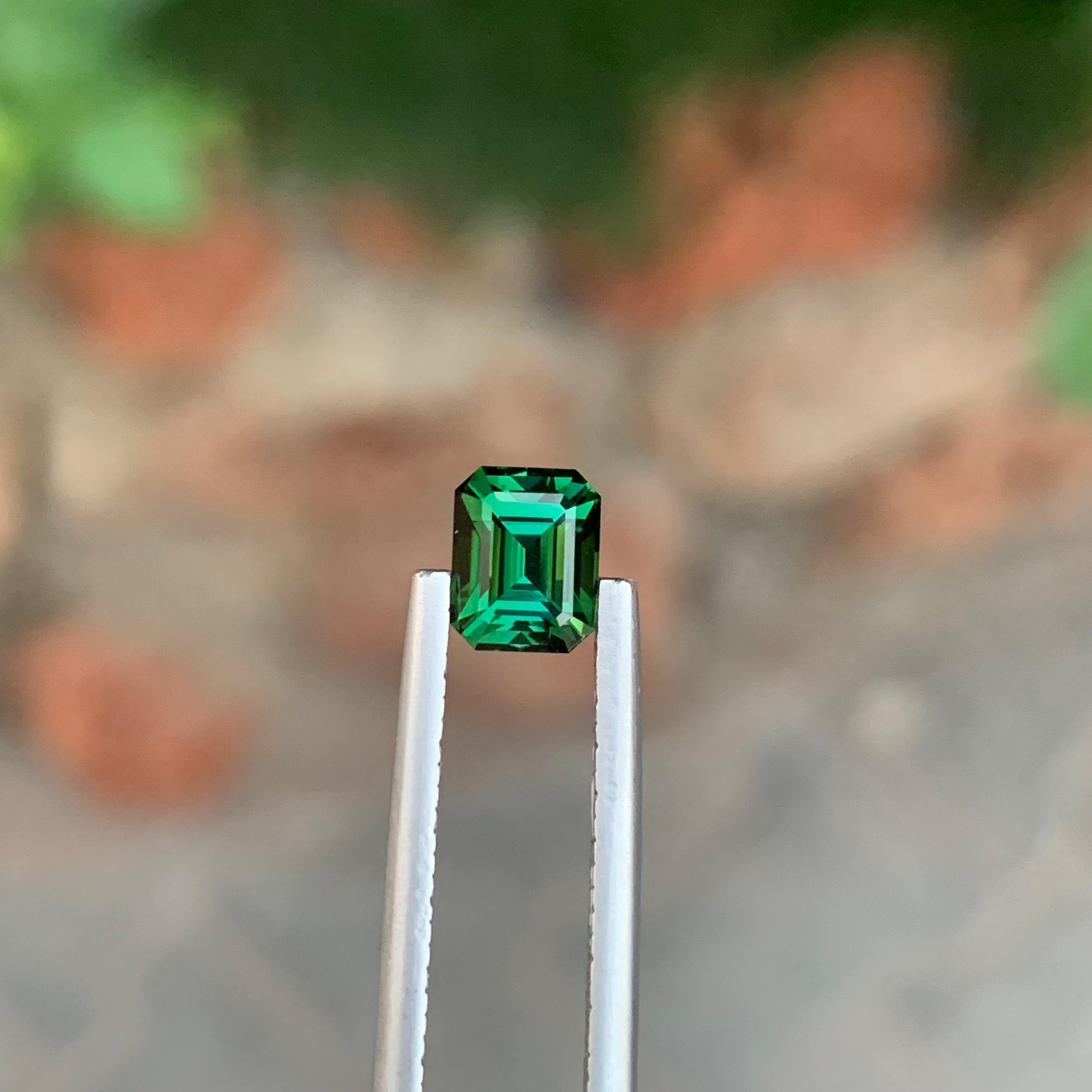Taille émeraude Pierre précieuse taille Asscher, tourmaline bleuâtre naturelle non sertie de 1,10 carat en vente