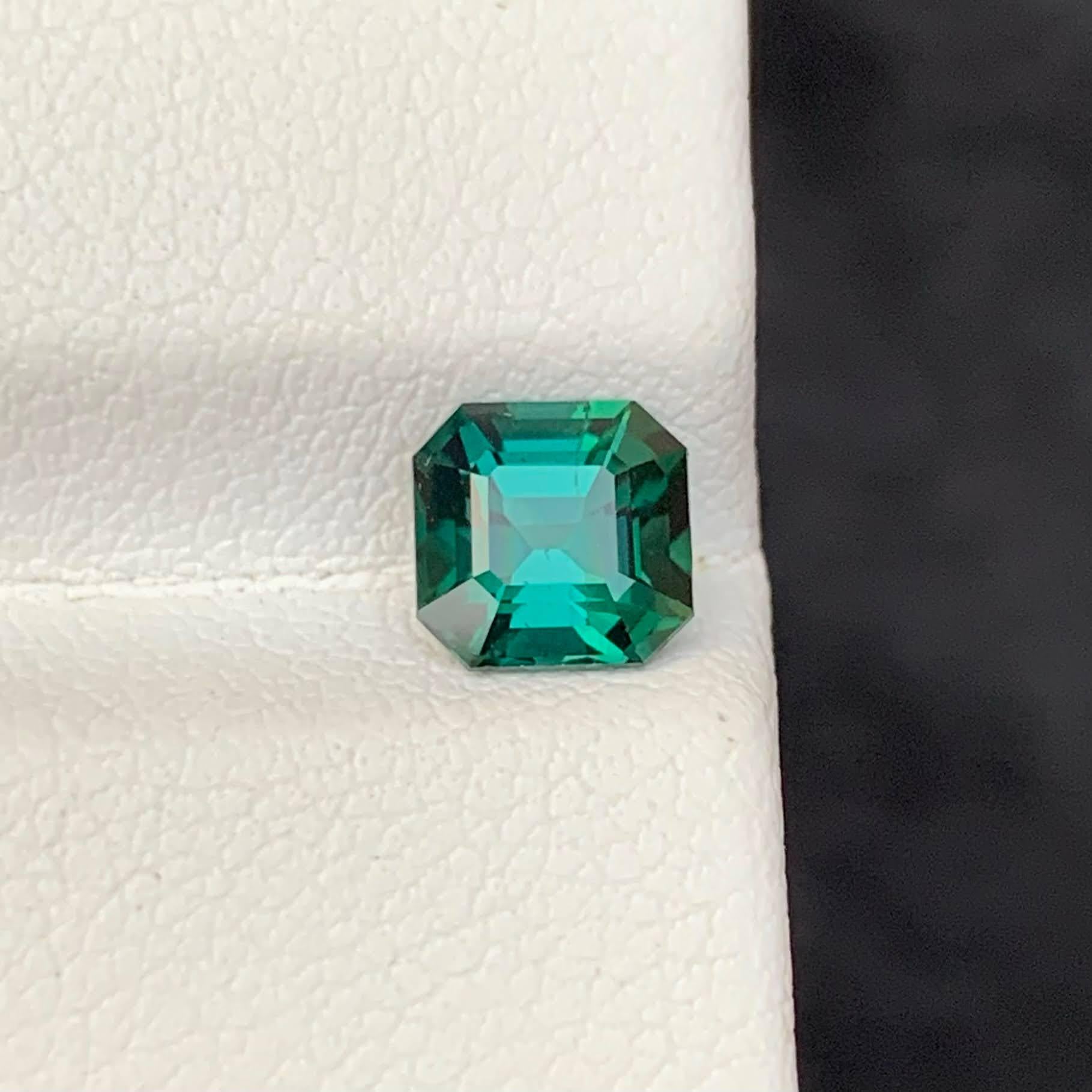 Peso 1,10 carati 
Dimensioni 6,0x5,9x4,6 mm
Trattamento Nessuno 
Origine afgana 
Chiarezza VVS 
Forma taglio cuscino 





Questa tormalina blu laguna naturale sfusa da 1,10 carati proveniente dall'Afghanistan presenta uno splendido taglio Asscher