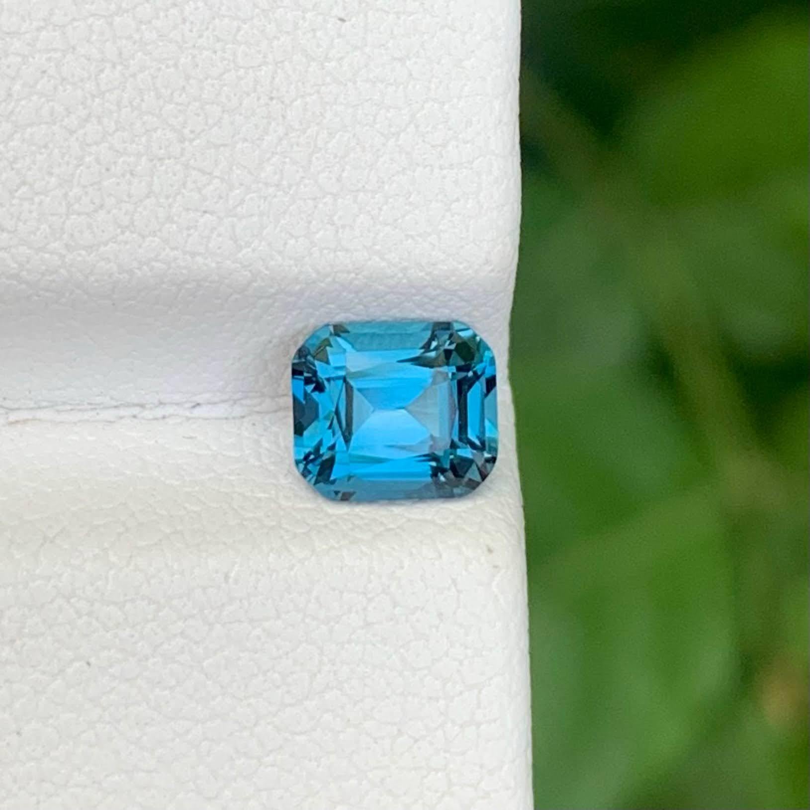 Peso 1,10 carati 
Dimensioni 5.6x4.8x3.5 mm
Trattamento Nessuno 
Origine Africa 
Clarity Loup Clean 
Forma taglio cuscino 




Questa gemma di Topazio Blu di Londra naturale da 1,10 carati mostra un'ipnotica tonalità blu intenso che incarna eleganza