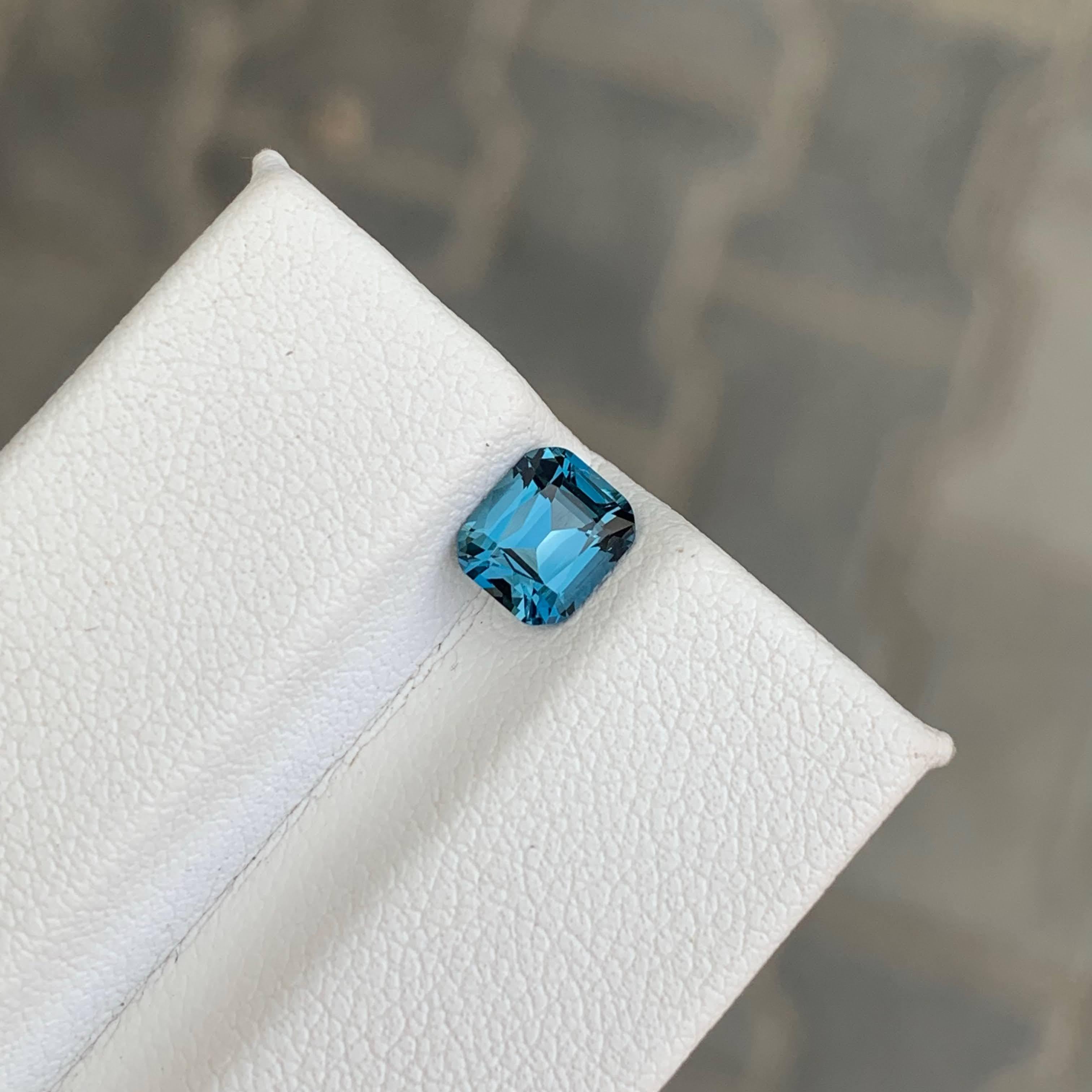 Moderno 1.10 Carati Nature sciolti Topazio Blu di Londra pietra tagliata a cuscino Gemma africana in vendita