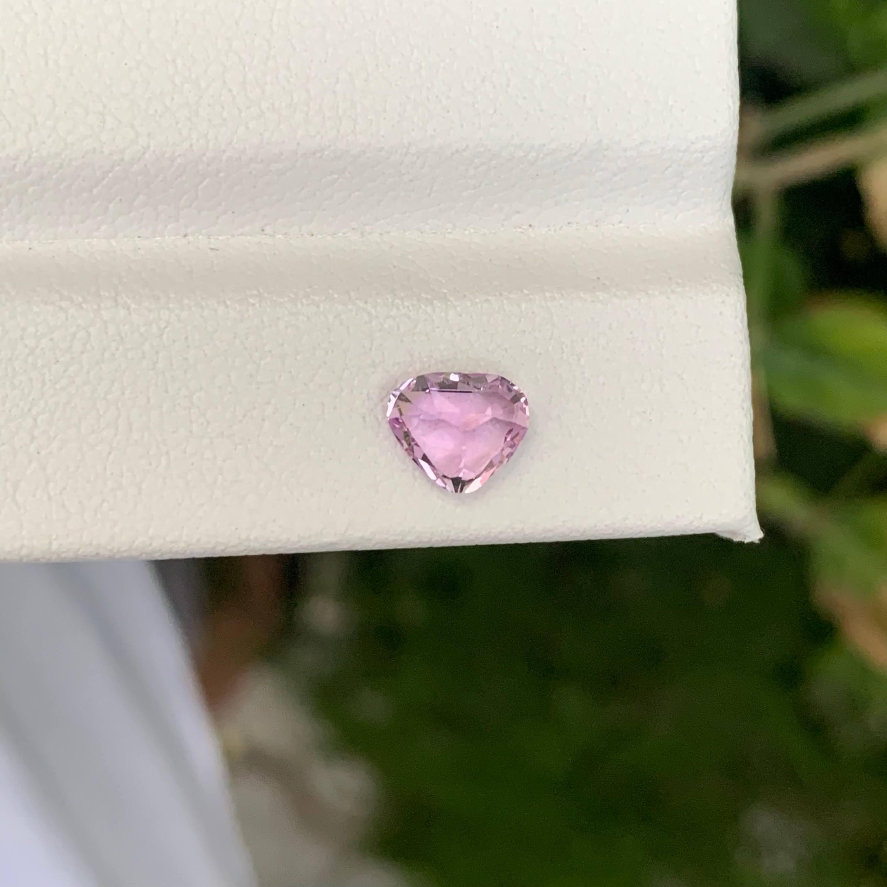 1,10 Karat Natürlicher loser lila Kunzit Stein Trilliant Schliff Afghanischer Edelstein (Moderne) im Angebot