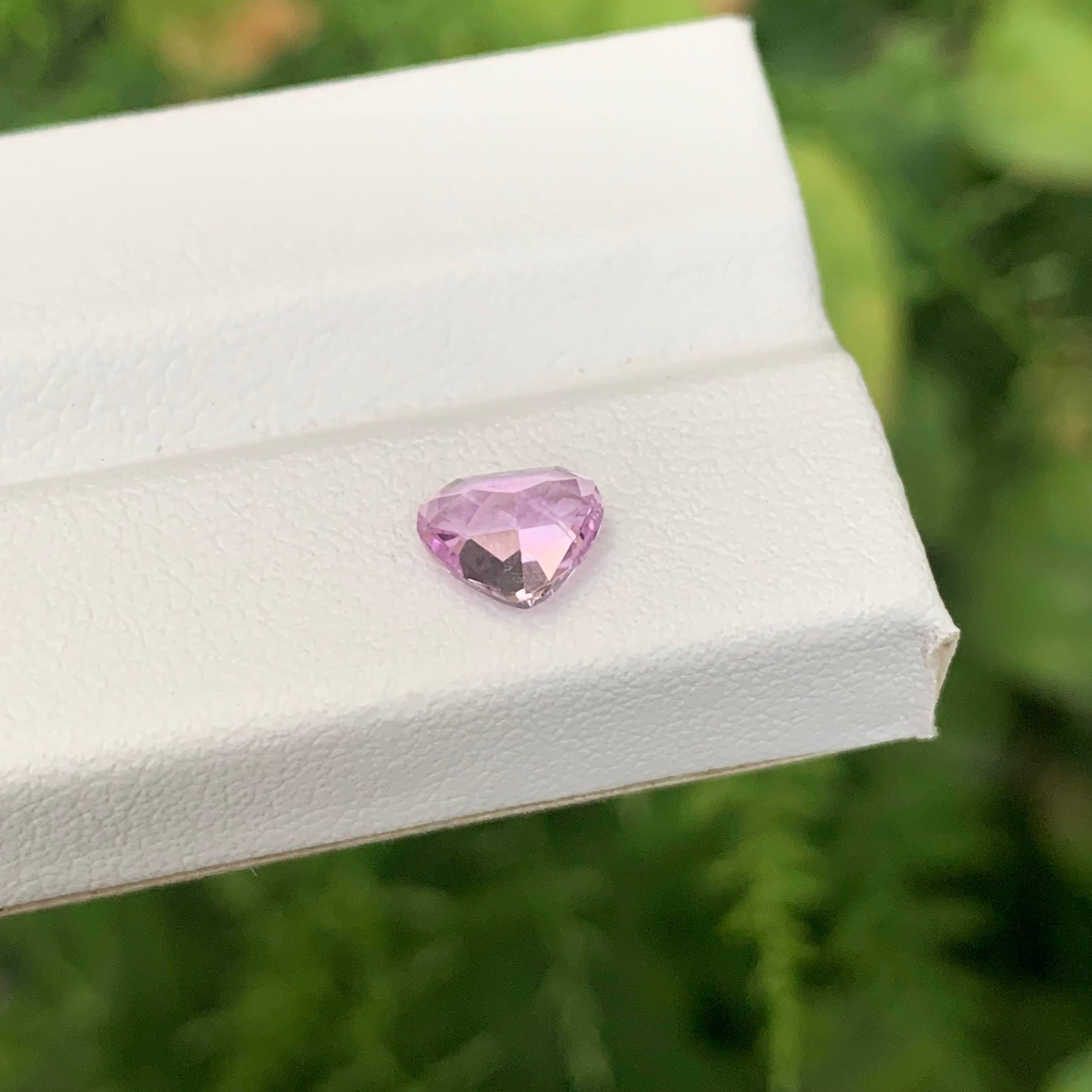 1,10 Karat Natürlicher loser lila Kunzit Stein Trilliant Schliff Afghanischer Edelstein (Trillionschliff) im Angebot