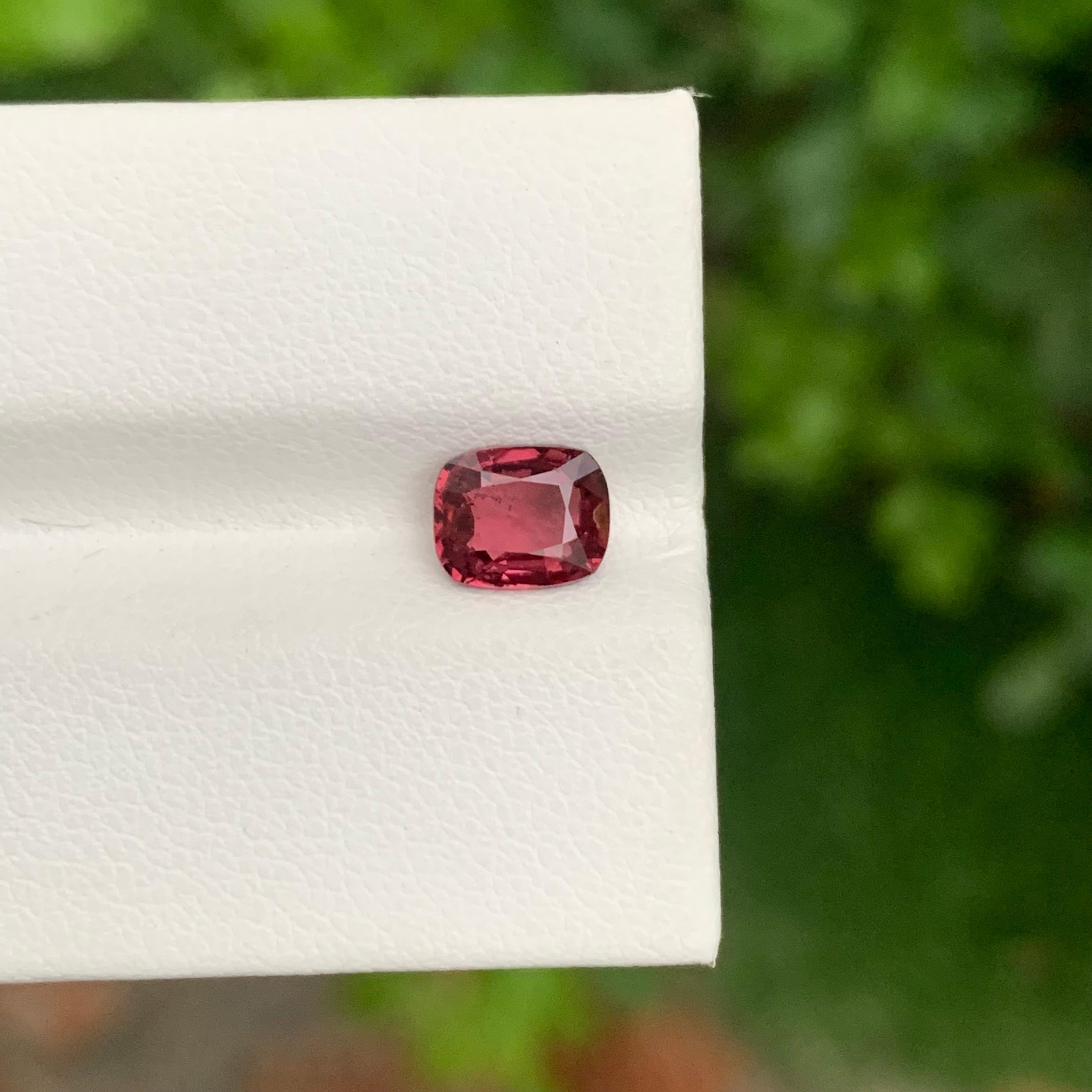 Arts and Crafts 1.10 Carati Nature Spinello Rosso sciolto a forma di cuscino per anello in vendita