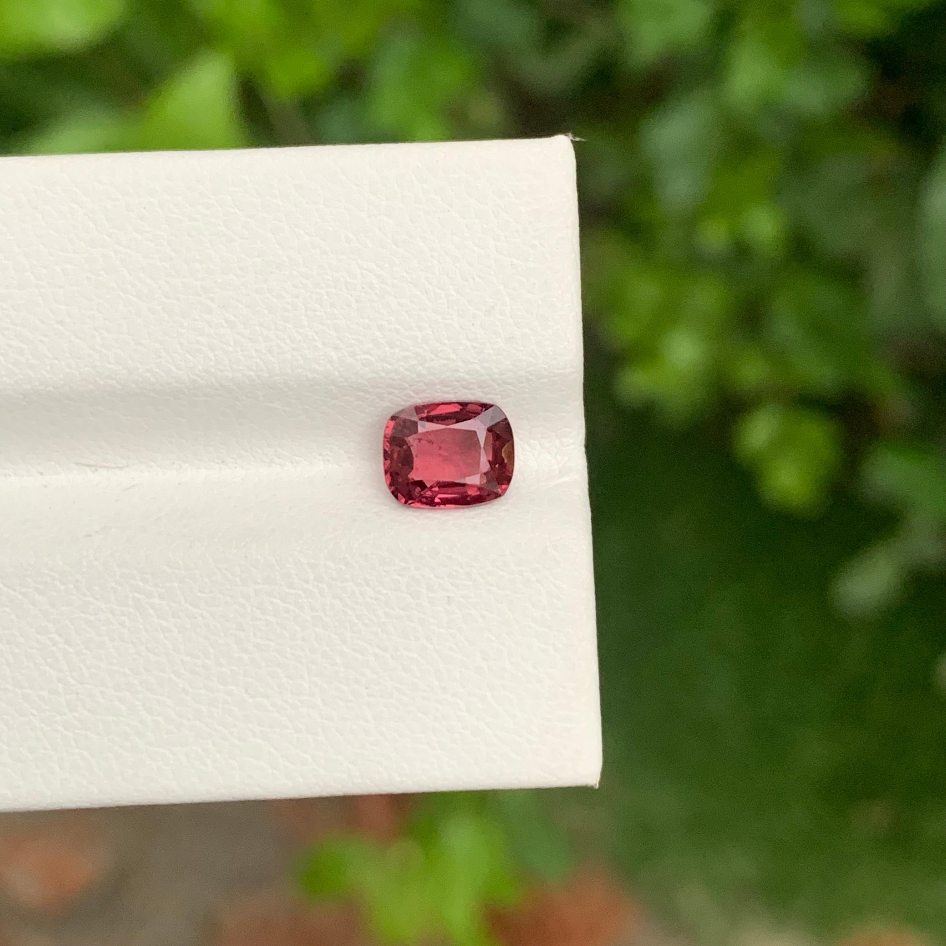 Taglio cuscino 1.10 Carati Nature Spinello Rosso sciolto a forma di cuscino per anello in vendita