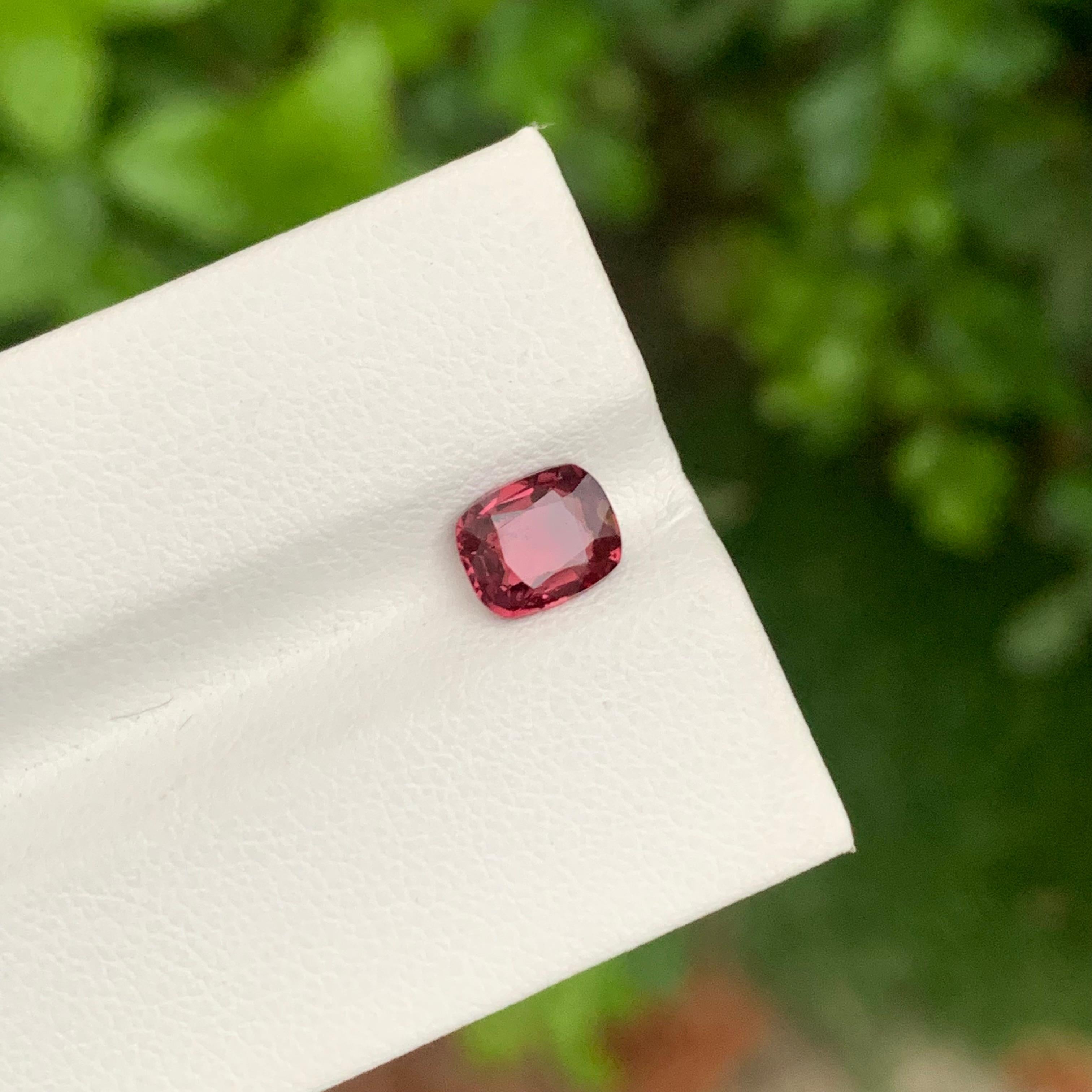 1.10 Carati Nature Spinello Rosso sciolto a forma di cuscino per anello In condizioni Nuovo in vendita a Peshawar, PK