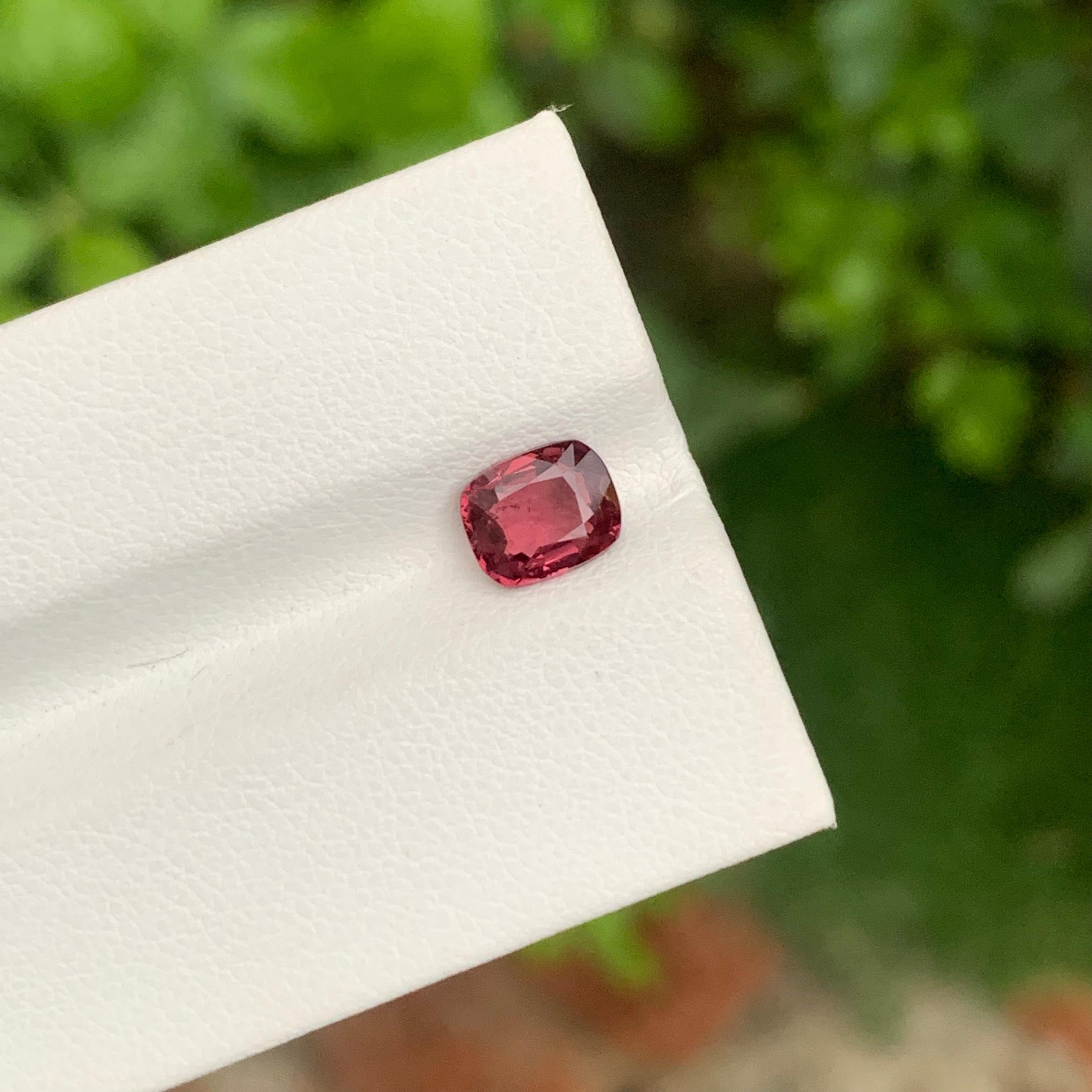 da uomo o donna 1.10 Carati Nature Spinello Rosso sciolto a forma di cuscino per anello in vendita