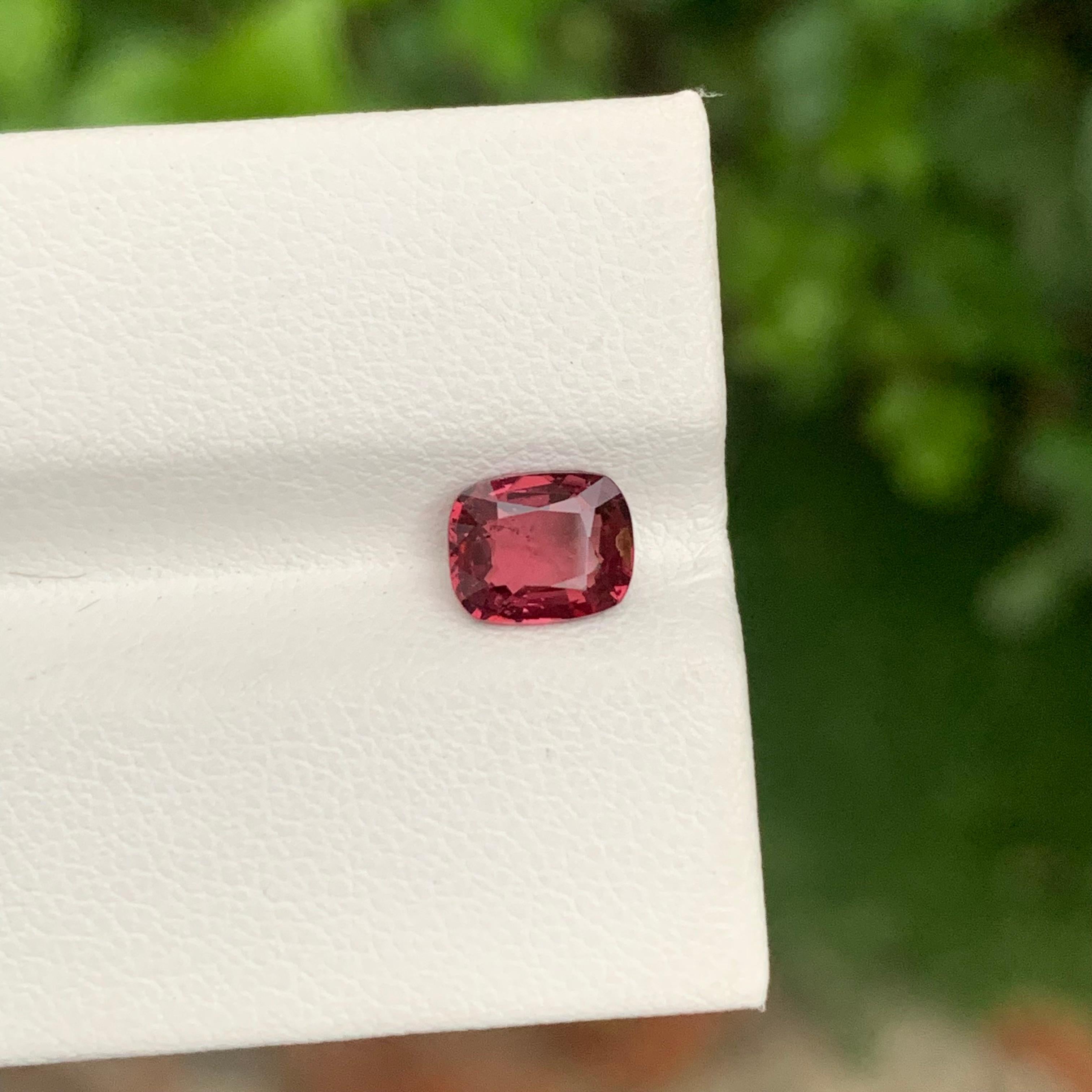 1.10 Carati Nature Spinello Rosso sciolto a forma di cuscino per anello in vendita 1
