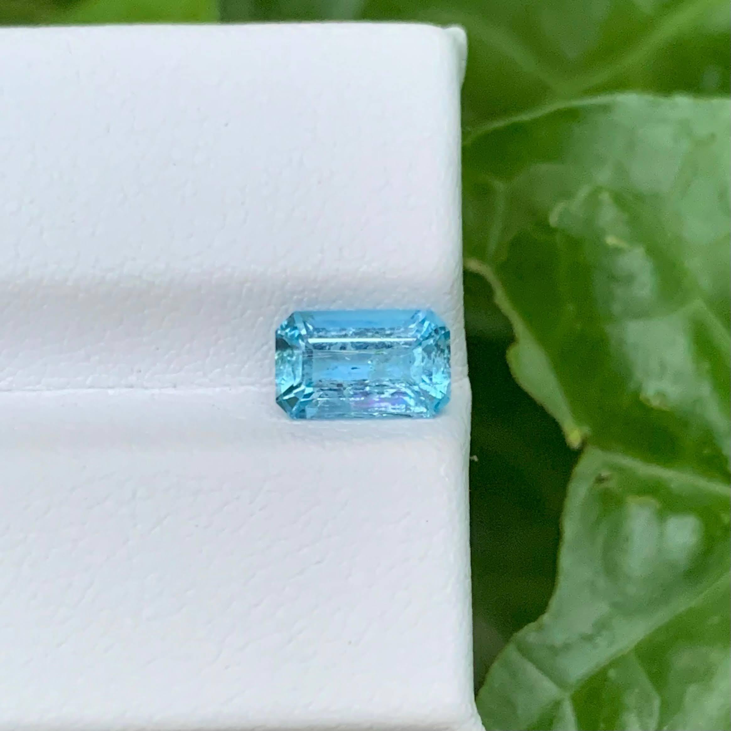 Gewicht 1,10 Karat 
Abmessungen 8,3x5,1x3,7 mm
Behandlung Keine 
Herkunft Santa Maria
Klarheit SI
Form Schliff Smaragd 





Dieser 1,10 Karat schwere Santa Maria Aquamarin ist ein bezaubernder Edelstein, der aus den renommierten Lagerstätten