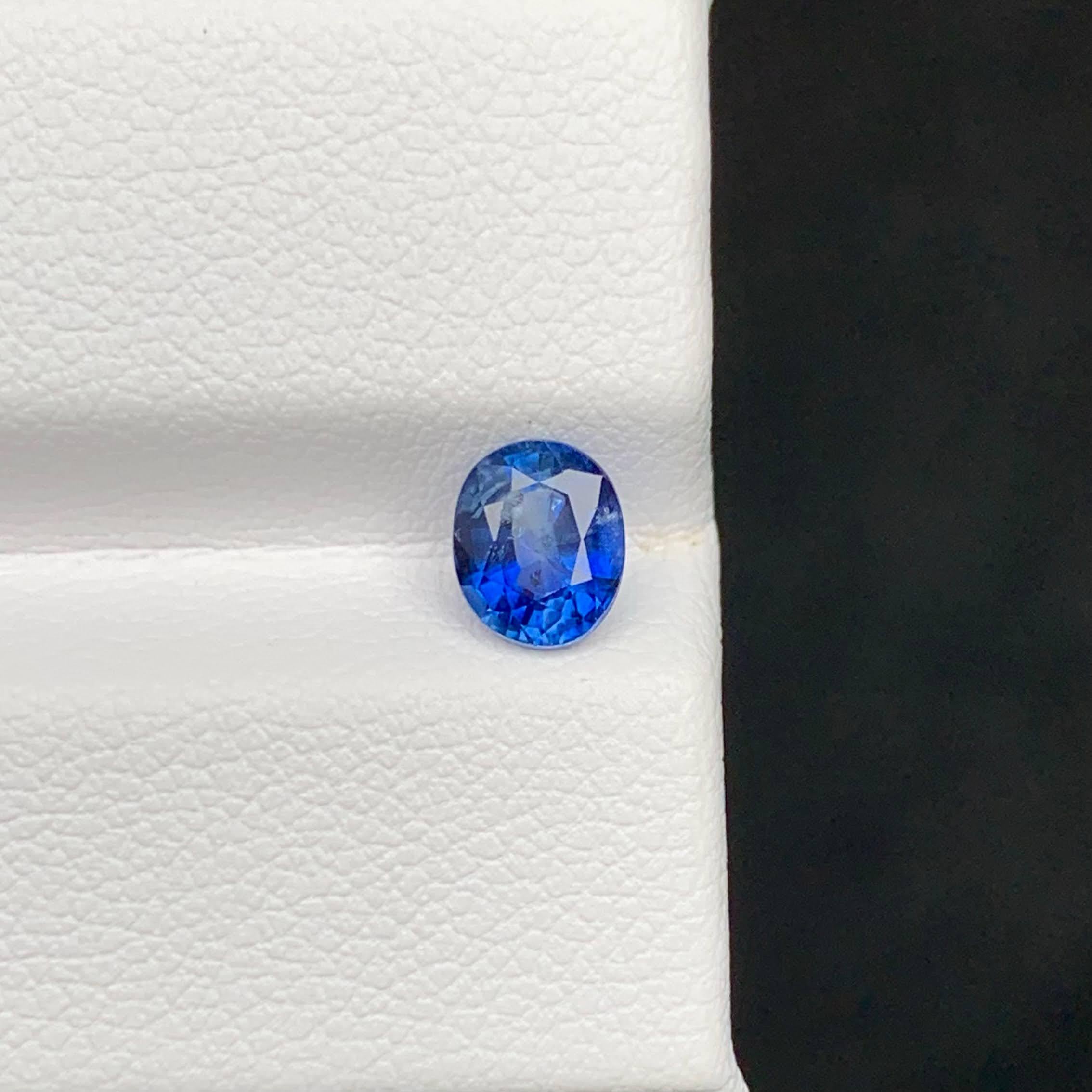 Peso 1,10 carati 
Dimensioni 6,3x5,2x3,8mm
Trattamento Nessuno
Origine africana
Chiarezza SI
Forma Taglio Ovale 




Questo zaffiro blu morbido naturale sfuso da 1,10 carati è una gemma squisita proveniente dall'Africa, ammirata per la sua tonalità