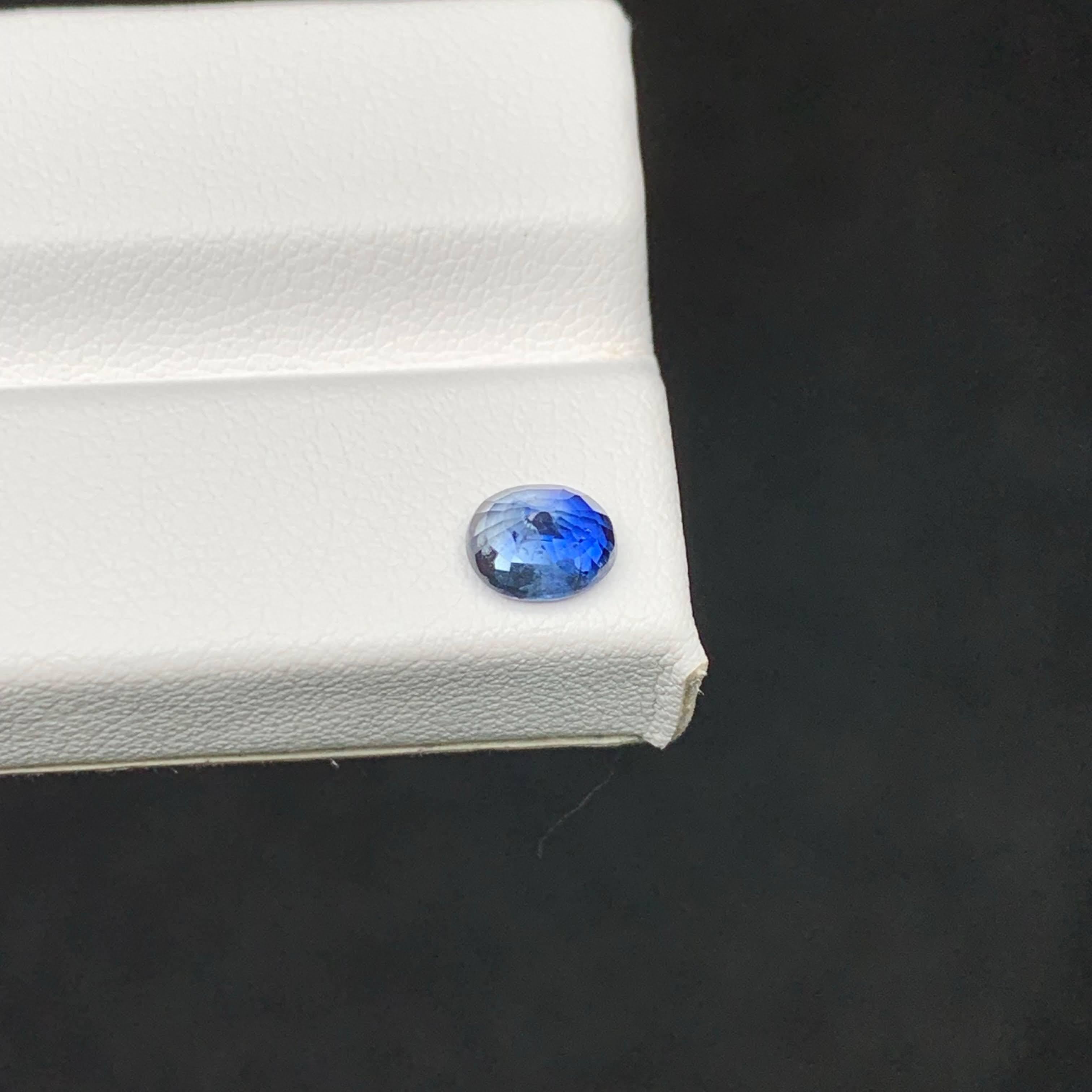 Moderno 1,10 carati di pietra morbida naturale di zaffiro blu sciolto con taglio ovale Gemma africana in vendita