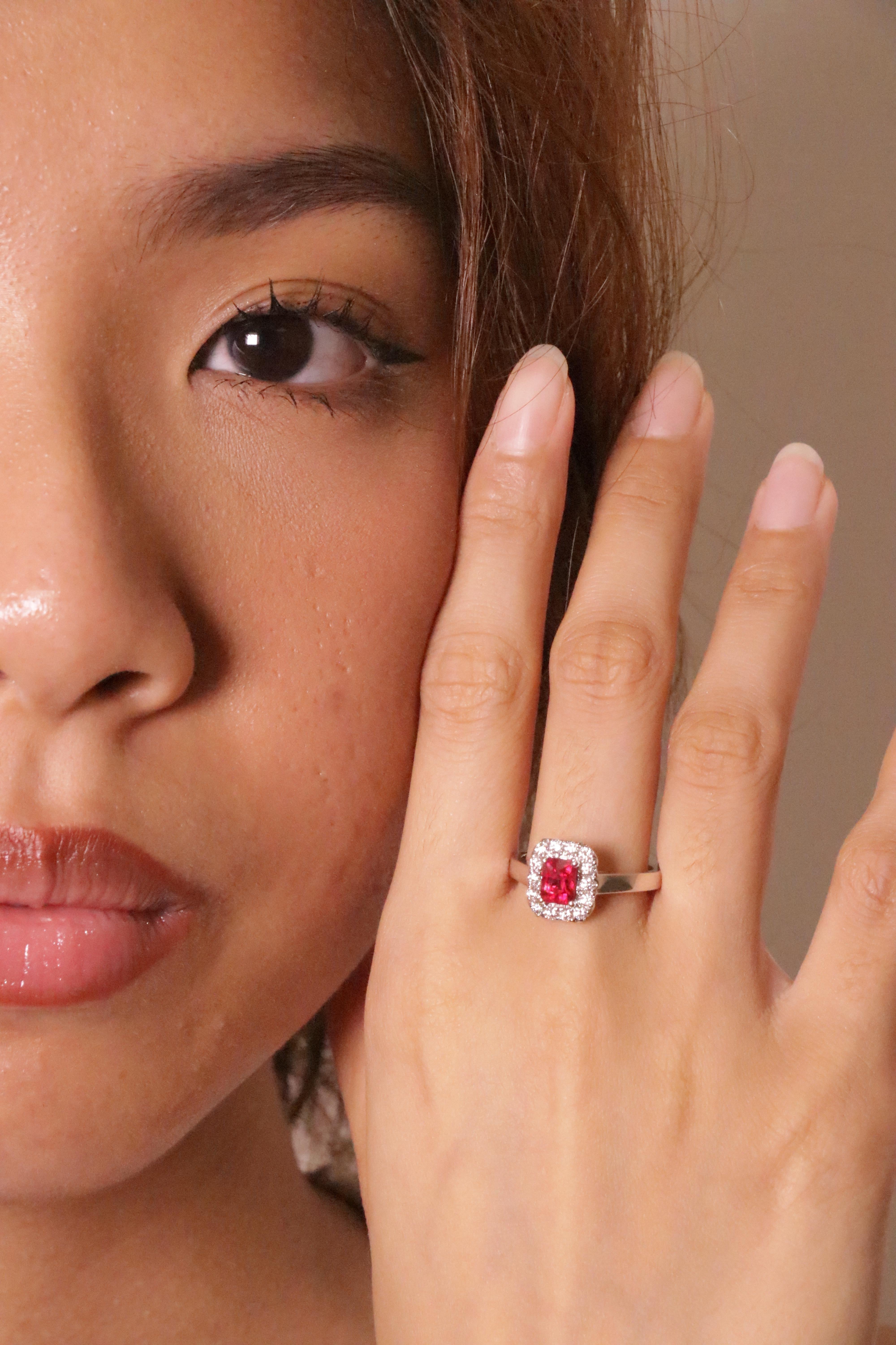 Bague de fiançailles en rubis rouge sang de pigeon taille octogonale de 1,10 carat et diamant blanc en vente 4