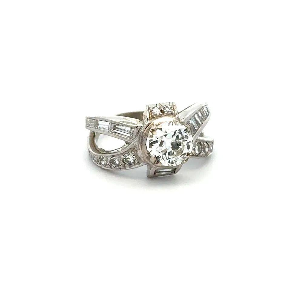 Tout simplement magnifique ! Bague Bypass 'Toi et Moi' en platine avec diamants. Au centre se trouve un diamant de taille européenne ancienne solidement serti à la main, pesant environ 1,10 carat. Accentué par des diamants, environ 0.80tcw. Monture