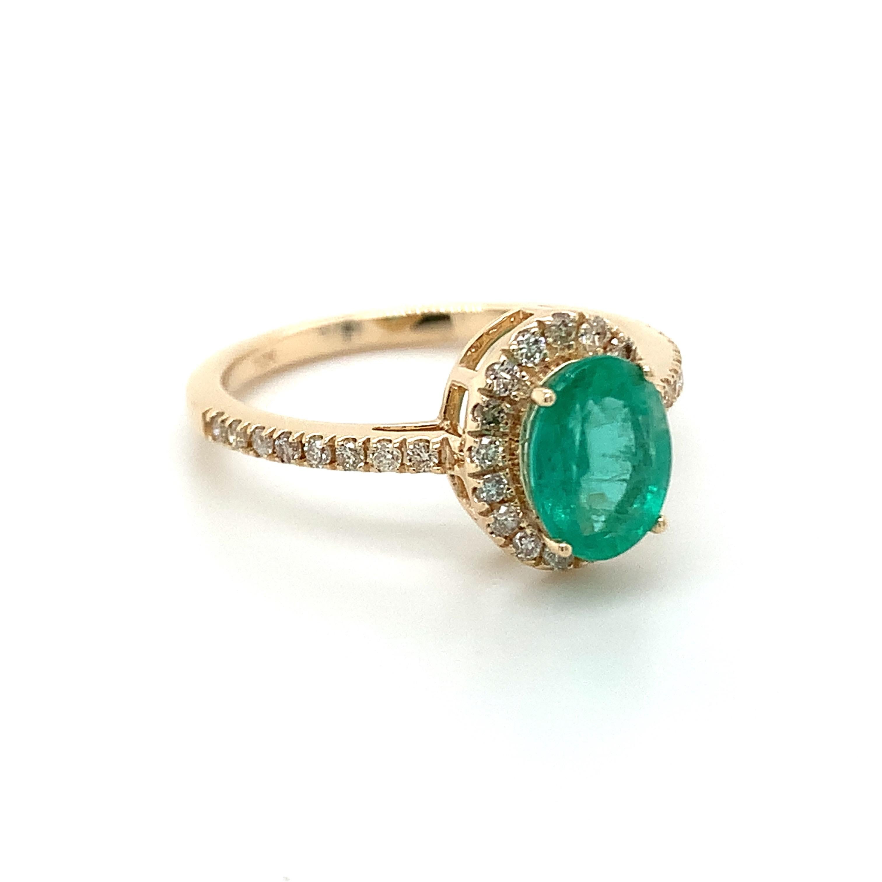 Oval geschliffener Smaragd Edelstein schön in einem 10K Gelbgold Ring mit natürlichen Diamanten gefertigt.

Mit einem leuchtenden grünen Farbton. Der Geburtsstein für den Mai ist ein Symbol für neues Wachstum im Frühling. Entdecken Sie eine große