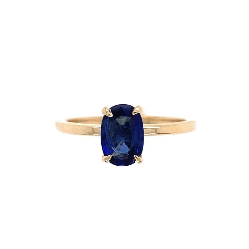 Einfach schön! Ovaler blauer Saphir Gold Solitär Ring. In der Mitte ein von Hand gefasster, sicher eingebetteter ovaler Saphir mit einem Gewicht von ca. 1,10 Karat. Handgefertigte Fassung aus 18K Gelbgold. Ring Größe 7, wir bieten Ring Größe ändern.