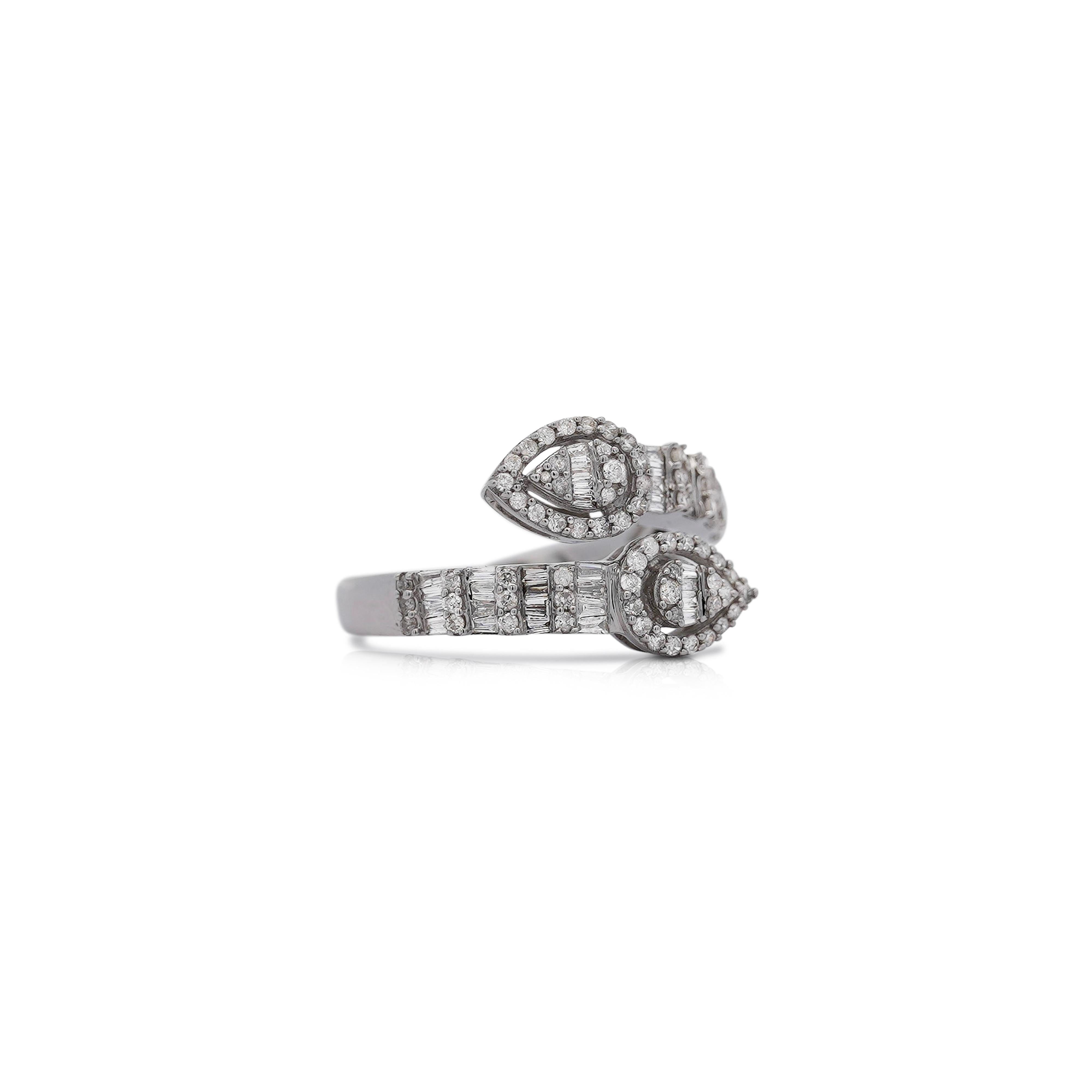 Questo anello in oro bianco 14K con diamanti bypass a taglio pera ha un totale di 1,10 carati di diamanti naturali a taglio misto. 

Il design unico del bypass mette in mostra una splendida forma a pera, creata da un assortimento ipnotico di