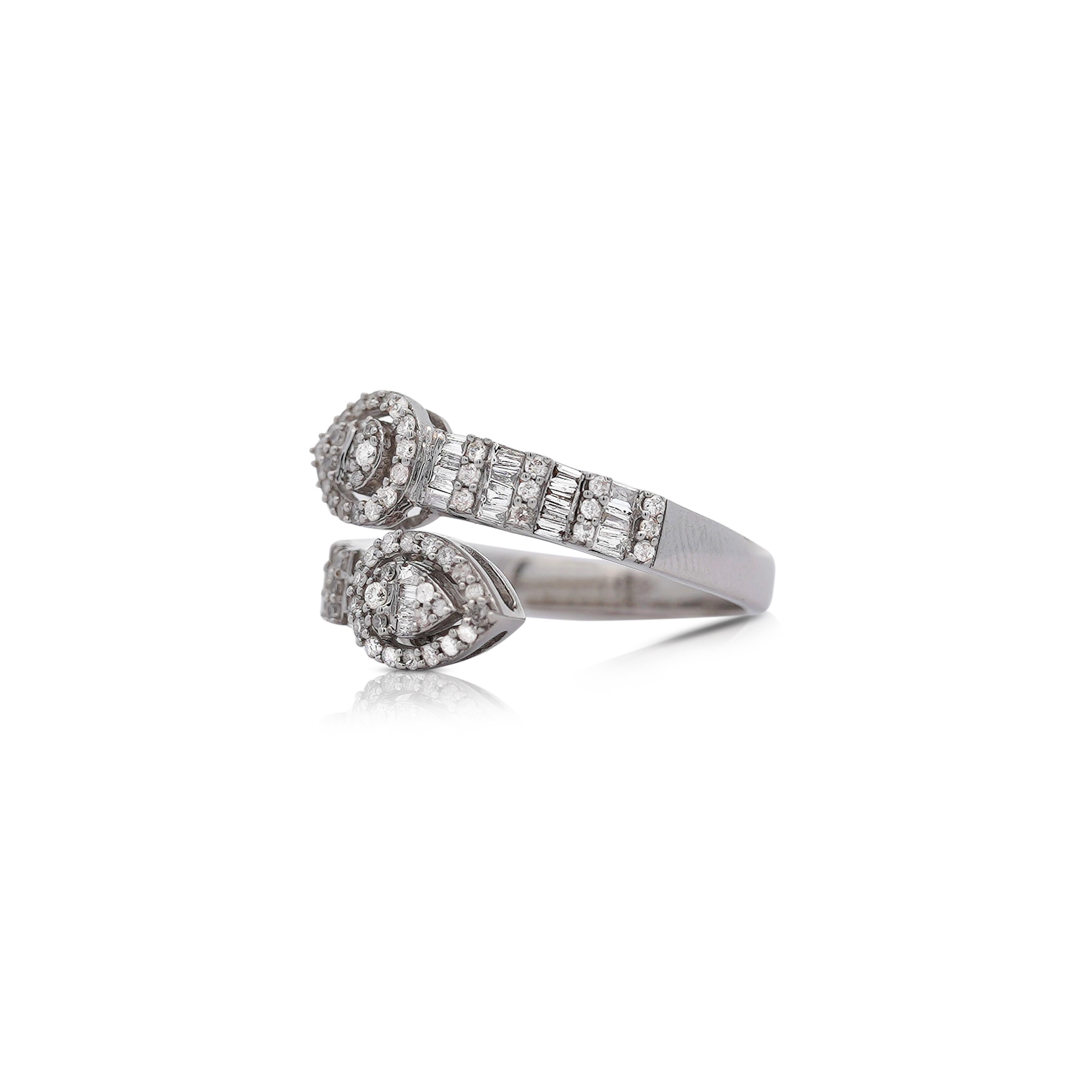 Moderno Anello Bypass con diamanti a forma di pera da 1,10 carati in oro bianco 14K in vendita