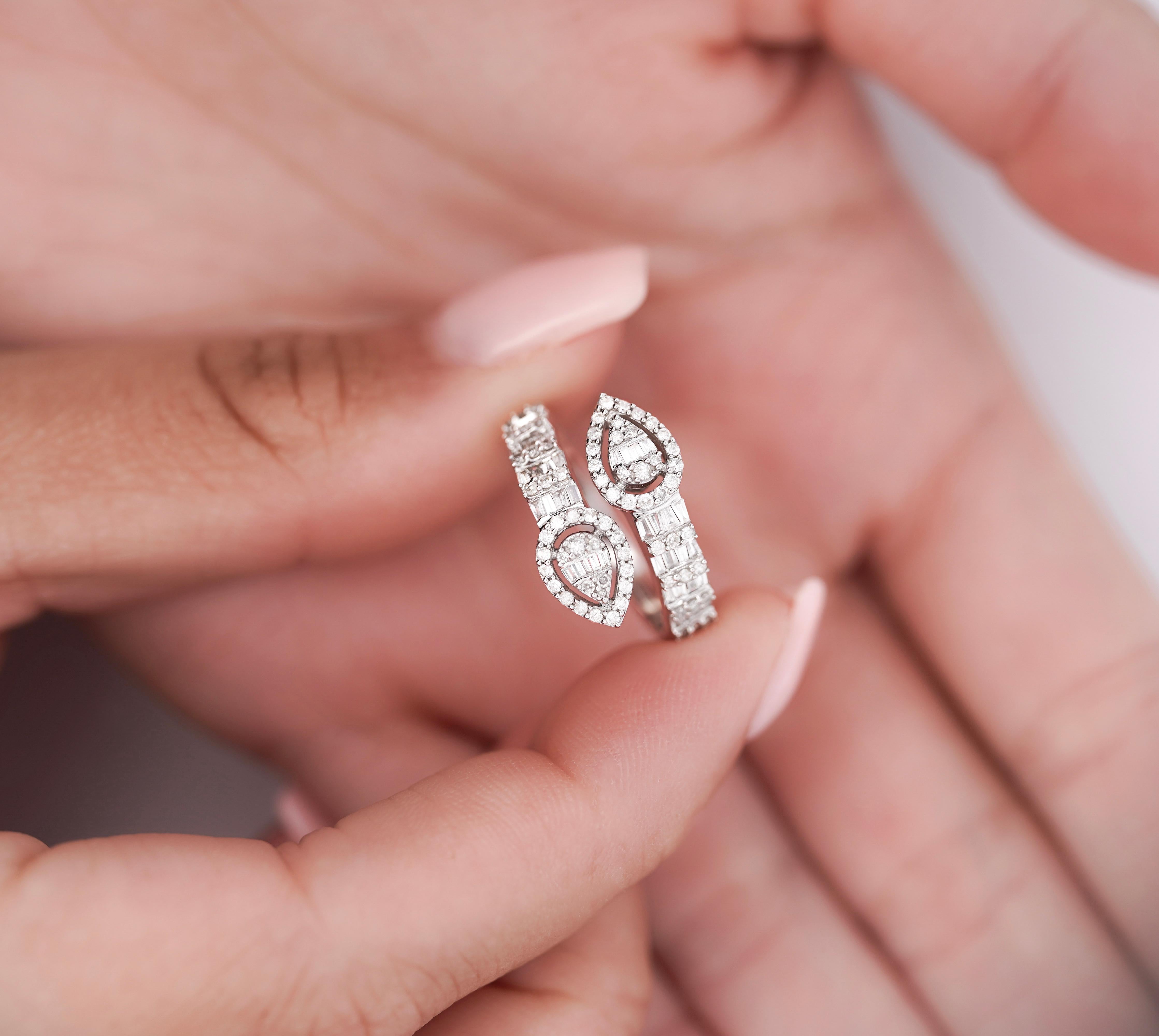 Anello Bypass con diamanti a forma di pera da 1,10 carati in oro bianco 14K in vendita 1