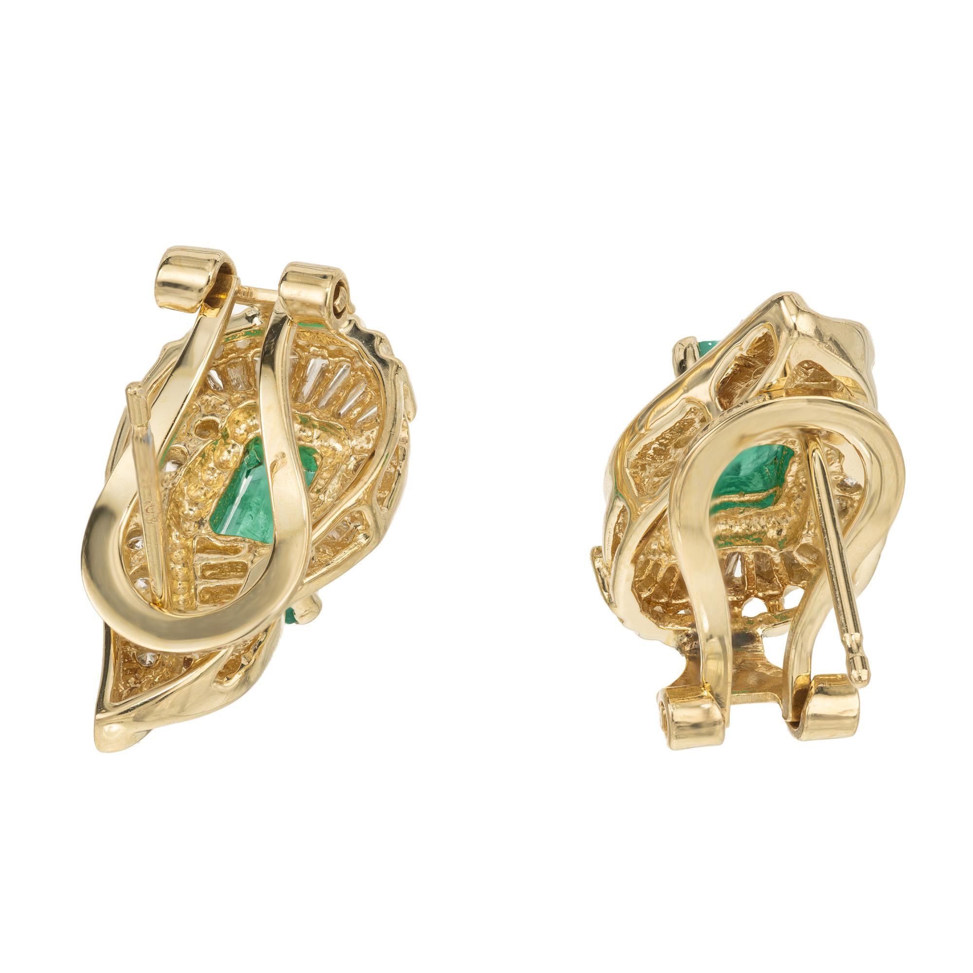 1.10 Carat Rectangle Emerald Diamond Halo Clip Post Yellow Gold Earrings In Good Condition For Sale In Stamford, CT