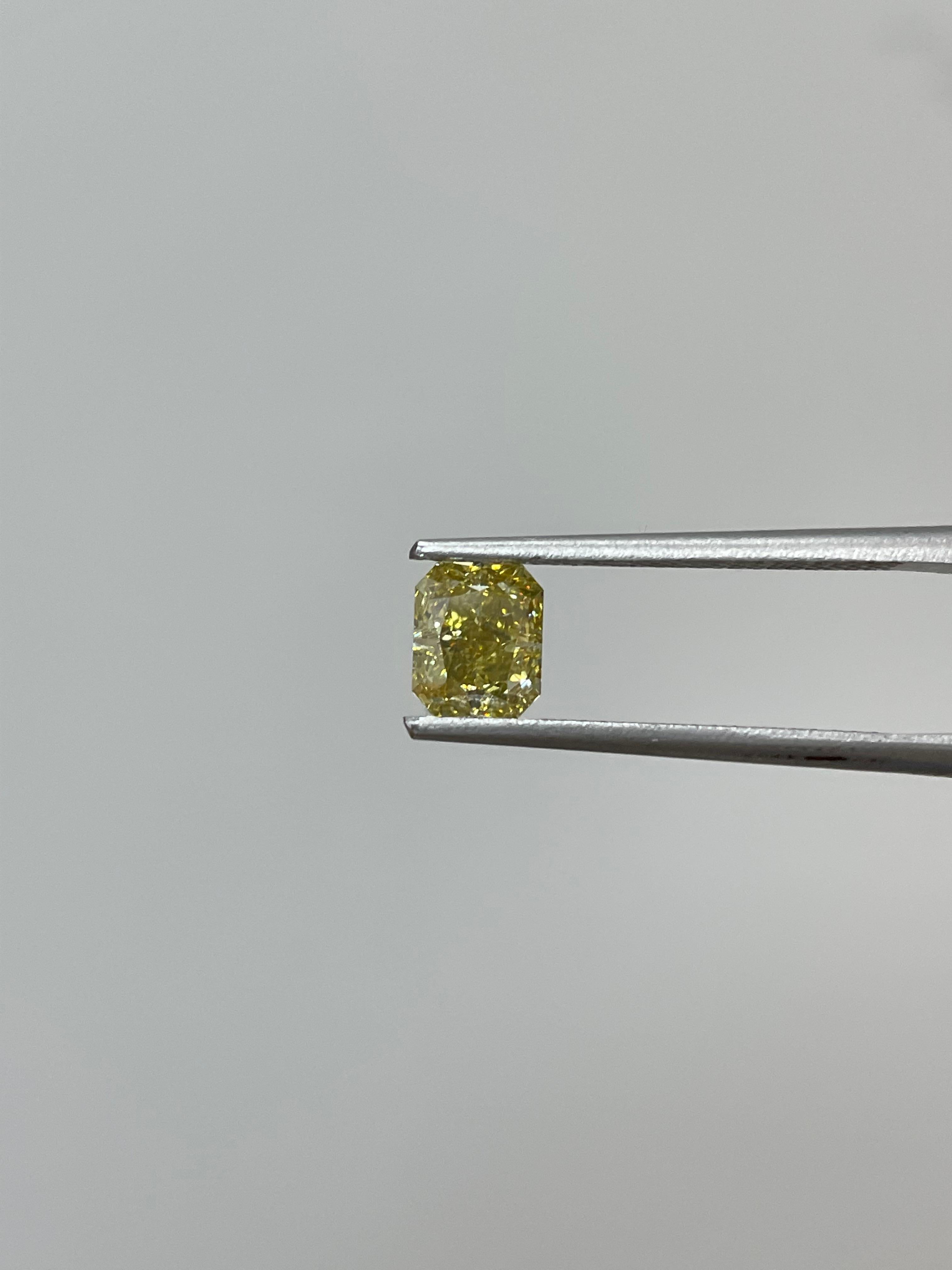 Brilliant Cut 1.10 Carat Rectangular Brilliant GIA Certified Fancy Brownish Yellow Vs2 Clarity For Sale