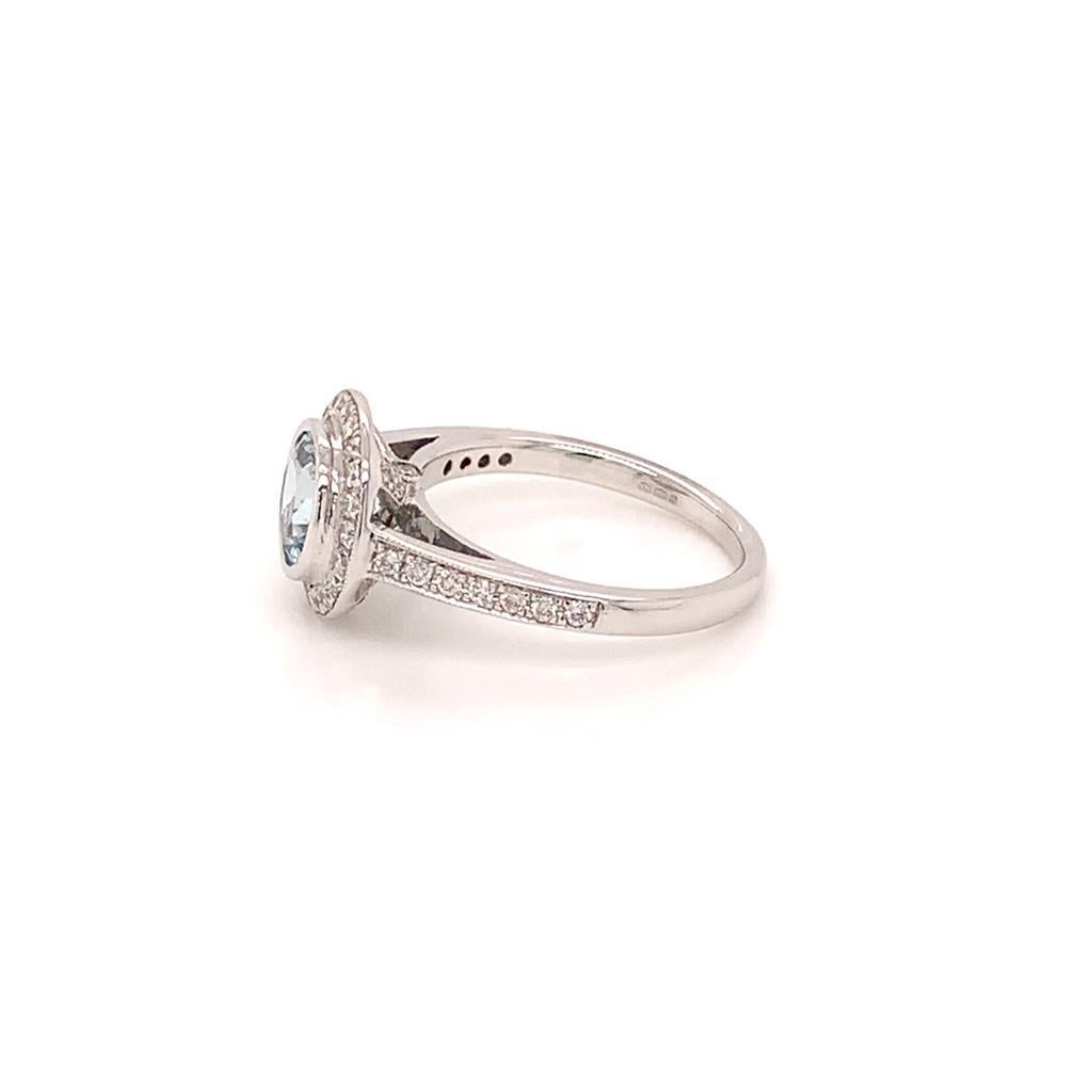 Taille ronde Bague en or blanc 18 carats avec aigue-marine de taille ronde de 1,10 carat et diamants en vente