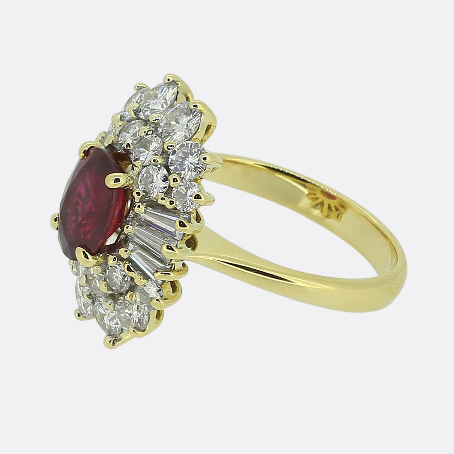 Hier haben wir einen entzückenden Cluster-Ring, der mit Präzision und Eleganz gefertigt wurde. In der Mitte des Gesichts befindet sich ein leuchtend roter, ovaler, facettierter Rubin, der in einer Fassung mit vier Krallen sitzt. Dieser Hauptstein