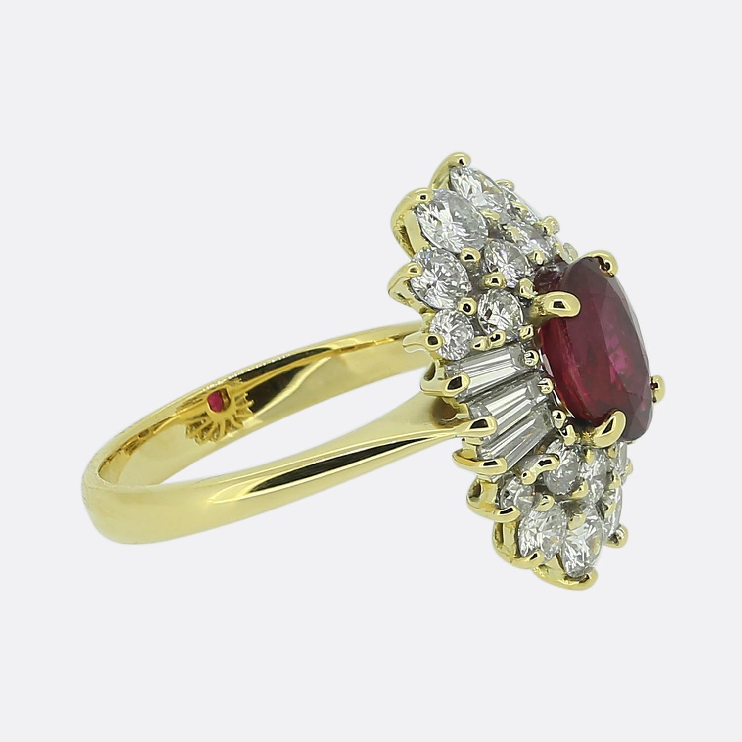 1.10 Karat Rubin und Diamant-Cluster-Ring (Ovalschliff) im Angebot