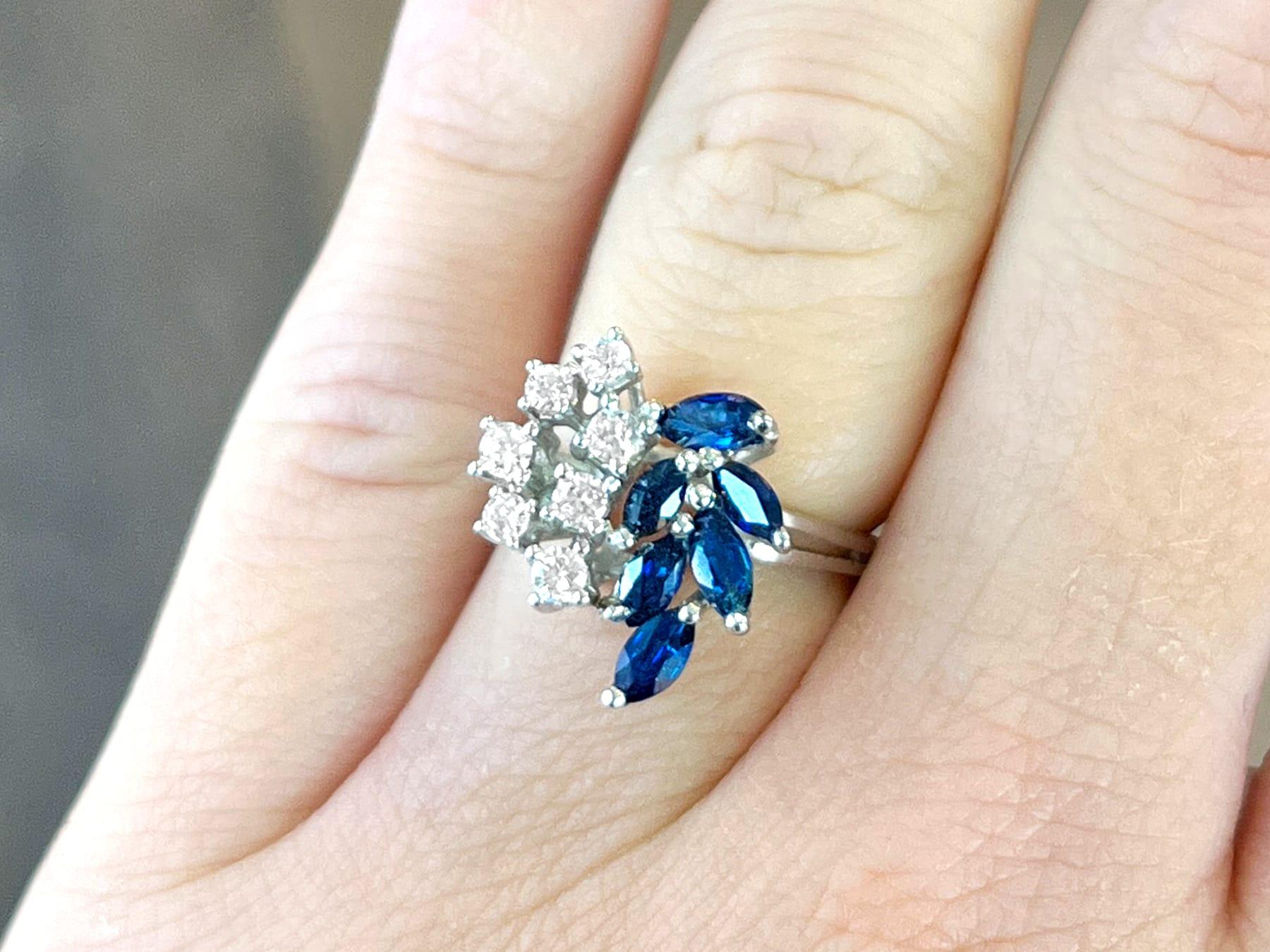 Une belle et impressionnante bague de cocktail vintage en or blanc 14 carats de 1,10 carat de saphir et 0,60 carat de diamant ; faisant partie de nos diverses collections de bijoux vintage.

Cette bague en saphir vintage, fine et impressionnante, a