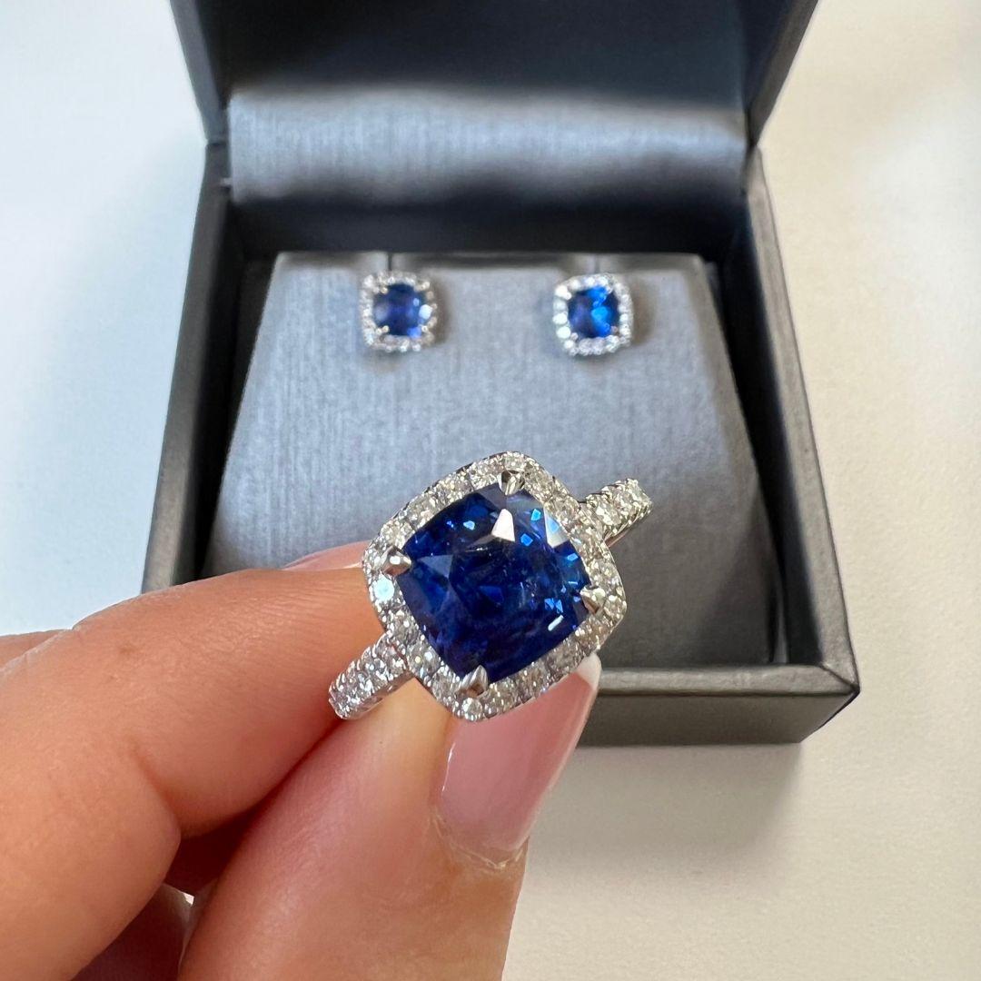 1.10 Carat Sapphire Halo Studs Earrings In New Condition For Sale In New York, NY