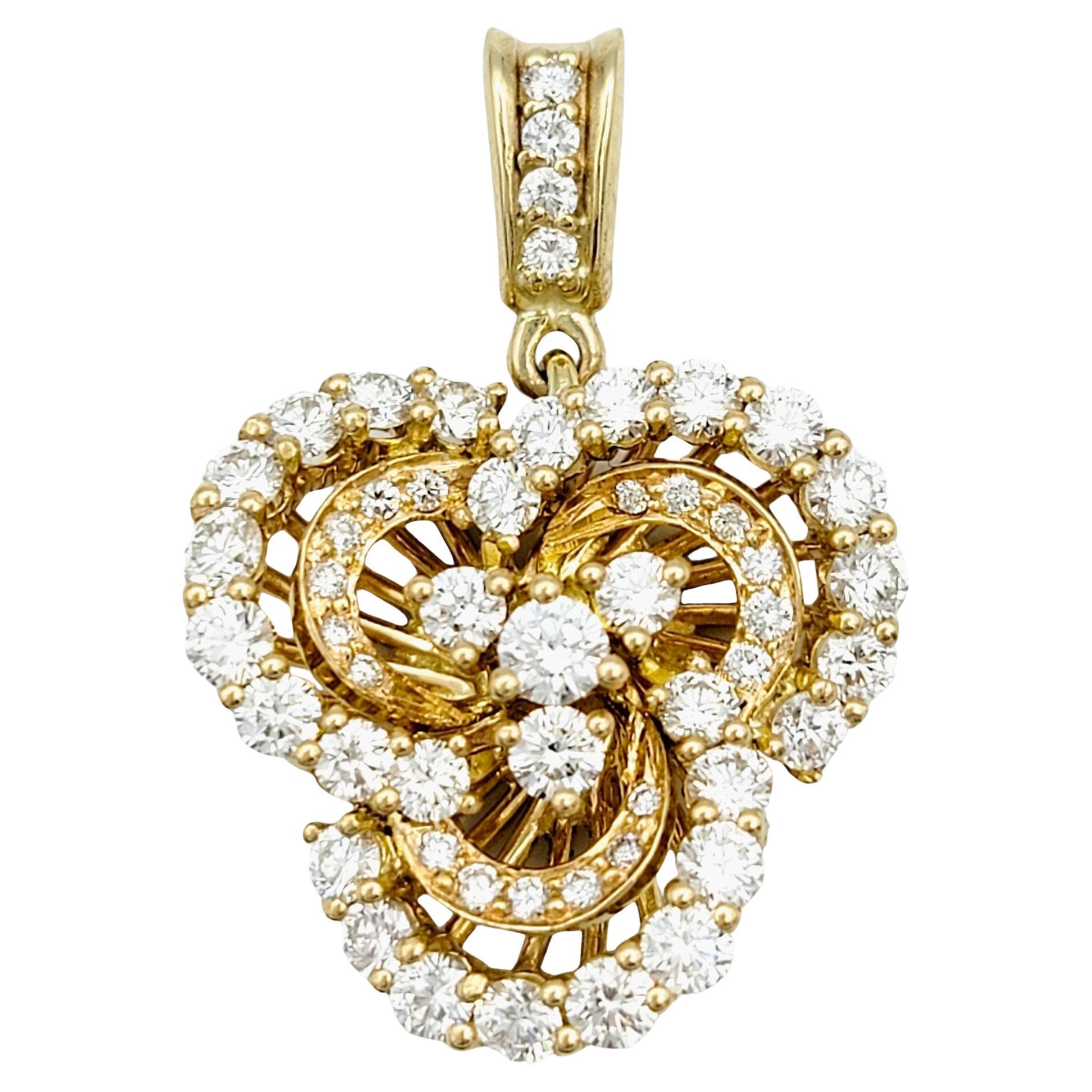 Pendentif à motif trèfle en or jaune 14 carats avec diamants ronds de 1,10 carat au total en vente