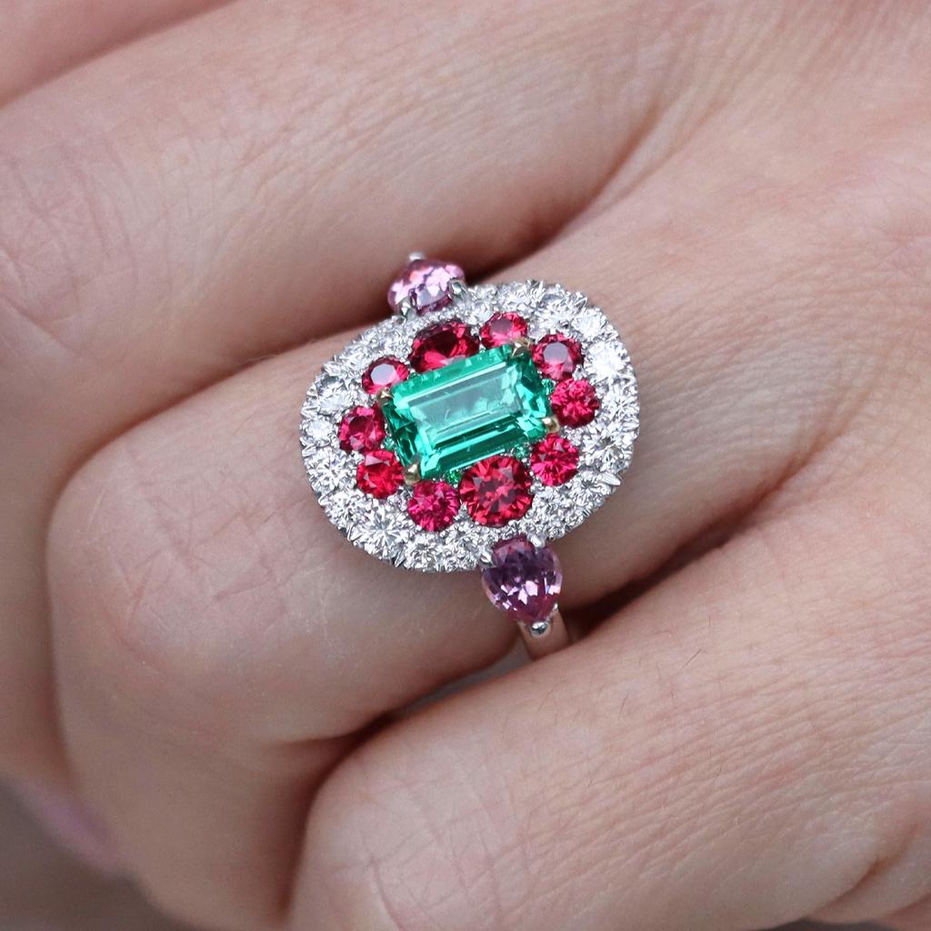 Anillo de esmeralda, espinela roja y zafiro rosa de 1,10 quilates en venta 6