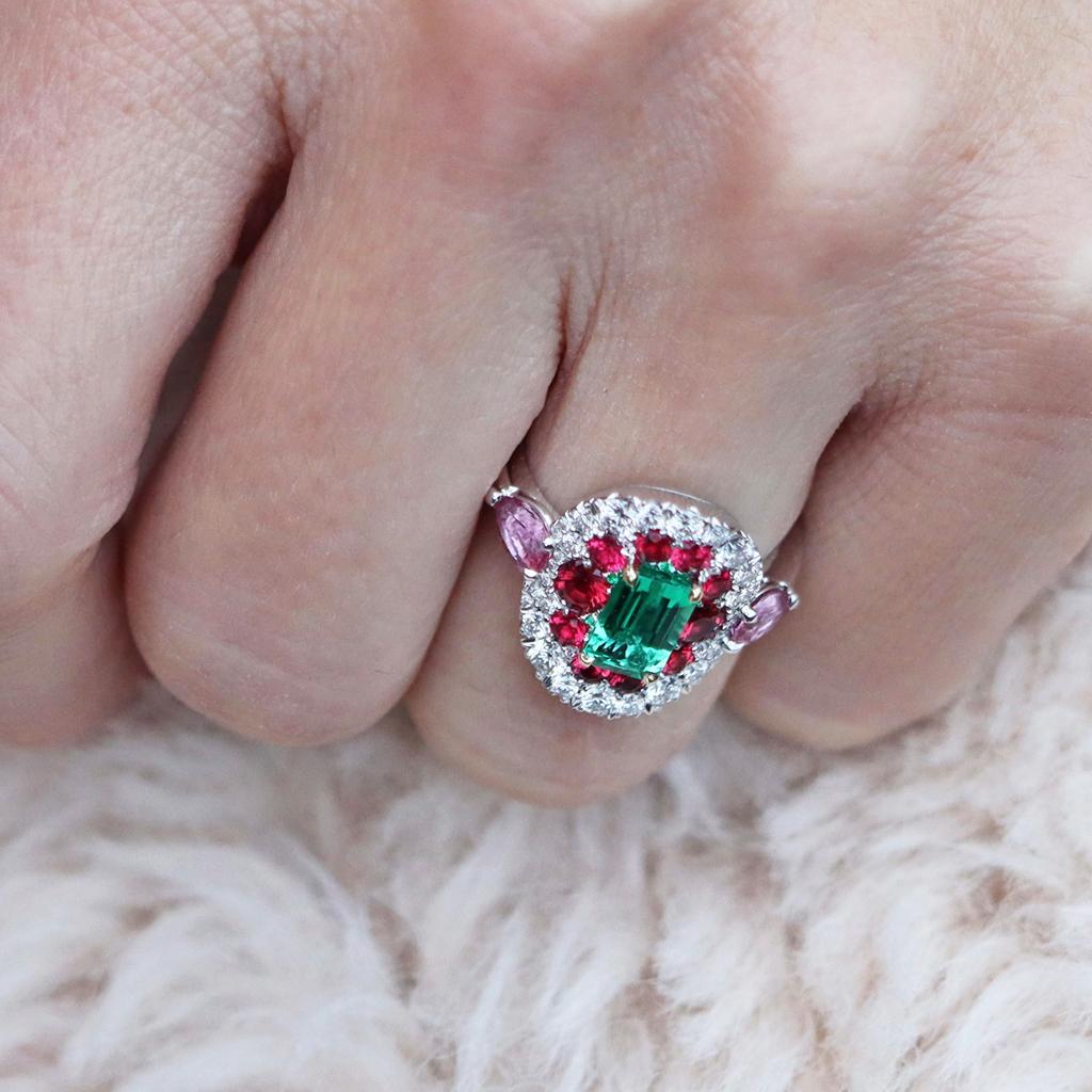 1.10 Carat Emerald, Red Spinel and Pink Sapphire Ring For Sale 4