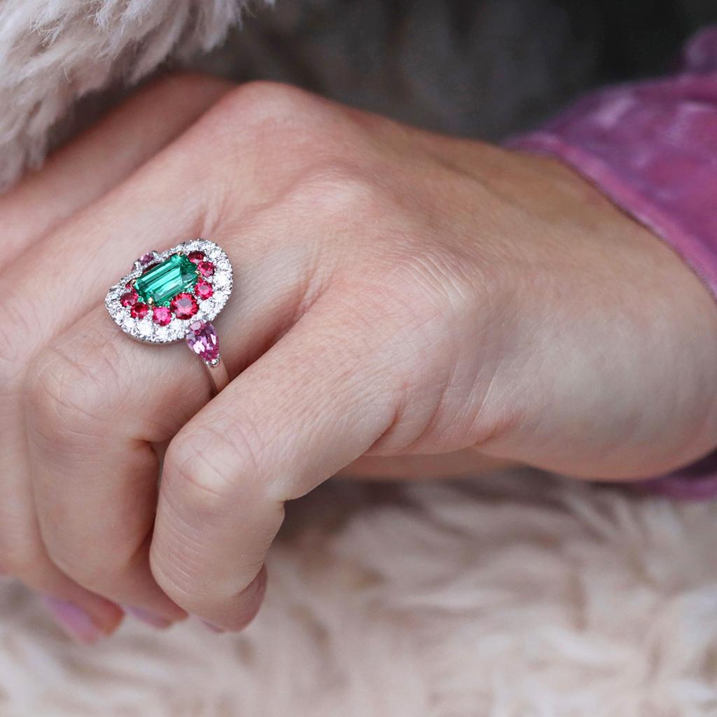 1.10 Carat Emerald, Red Spinel and Pink Sapphire Ring For Sale 5