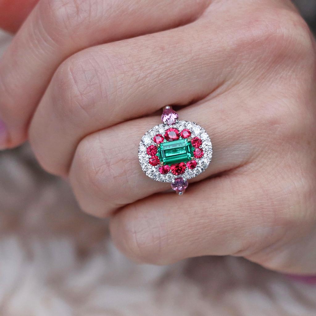 1.10 Carat Emerald, Red Spinel and Pink Sapphire Ring For Sale 7
