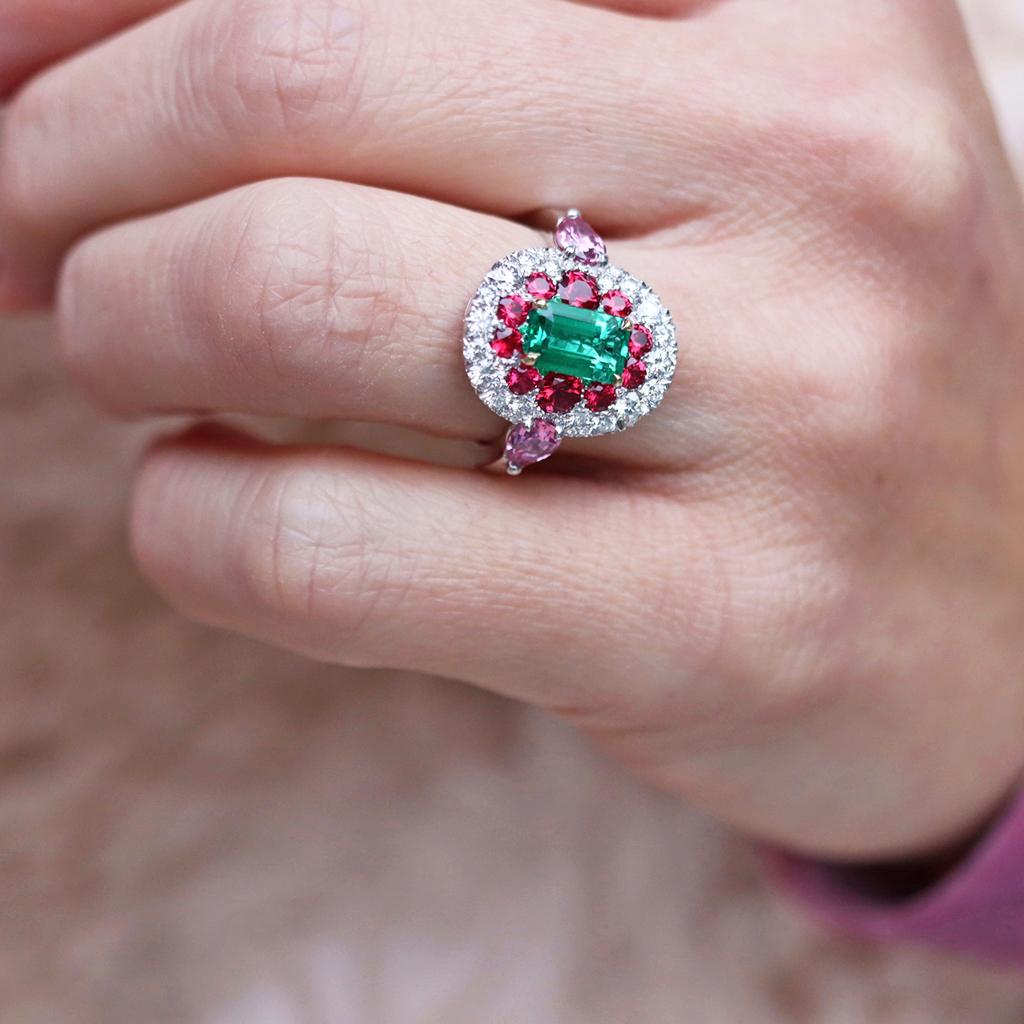 1.10 Carat Emerald, Red Spinel and Pink Sapphire Ring For Sale 8