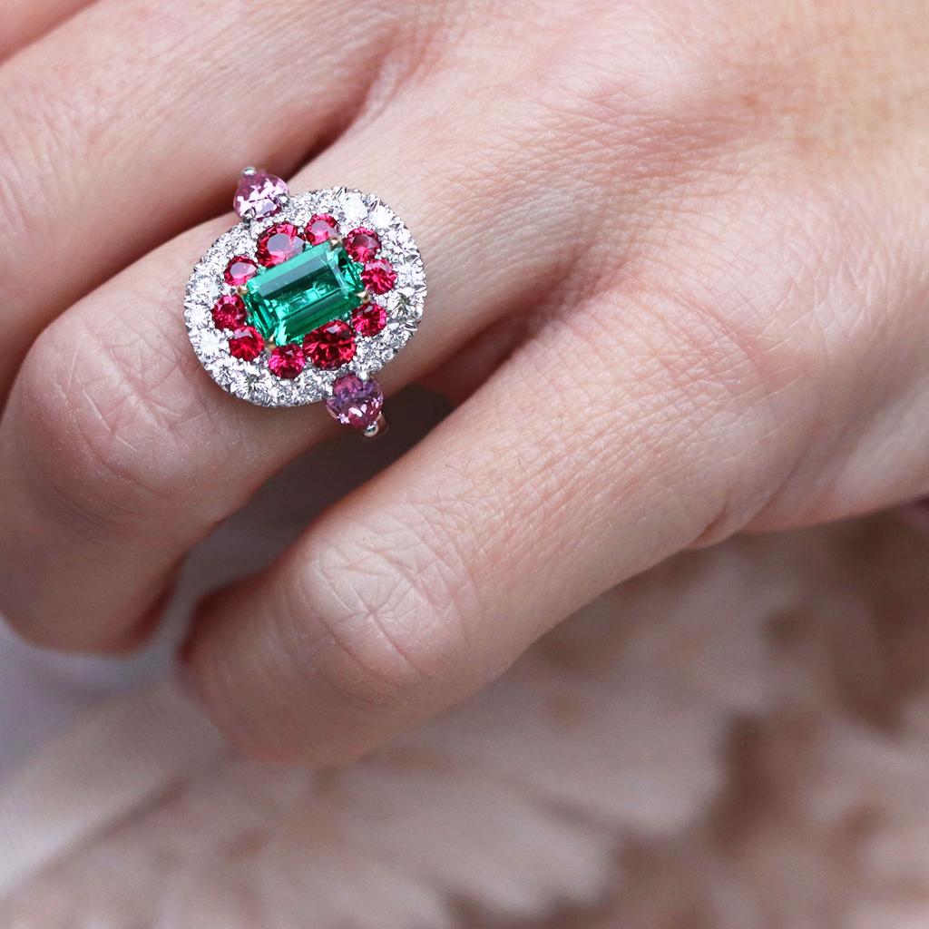 1.10 Carat Emerald, Red Spinel and Pink Sapphire Ring For Sale 9