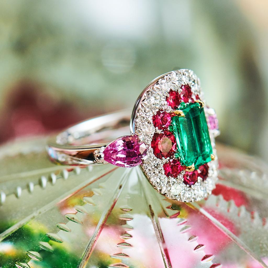 1.10 Carat Emerald, Red Spinel and Pink Sapphire Ring For Sale 2