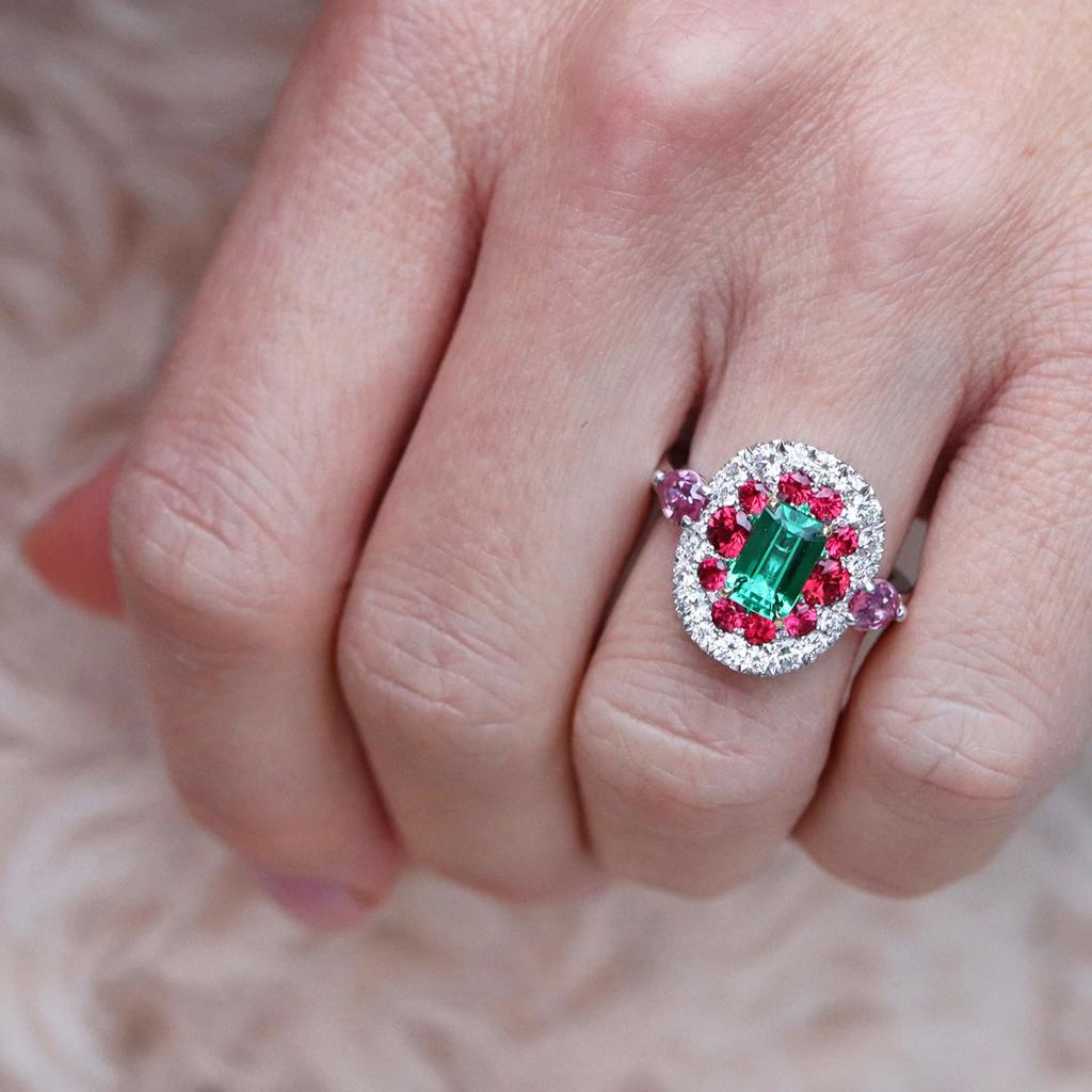 1.10 Carat Emerald, Red Spinel and Pink Sapphire Ring For Sale 10