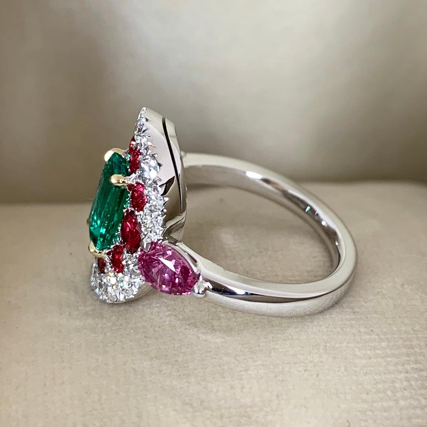 Introducing a one-of-a-kind ring that is sure to capture the attention of any jewelry connoisseur. Crafted from 18K white gold, this ring features prongs in yellow gold.
The center of this exquisite ring boasts a stunning, unoiled Colombian emerald