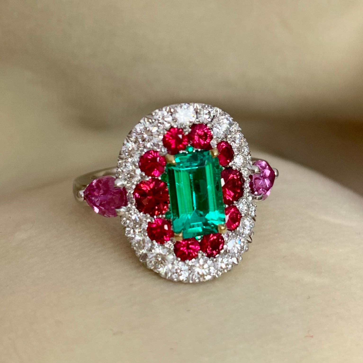 Contemporary 1.10 Carat Emerald, Red Spinel and Pink Sapphire Ring For Sale