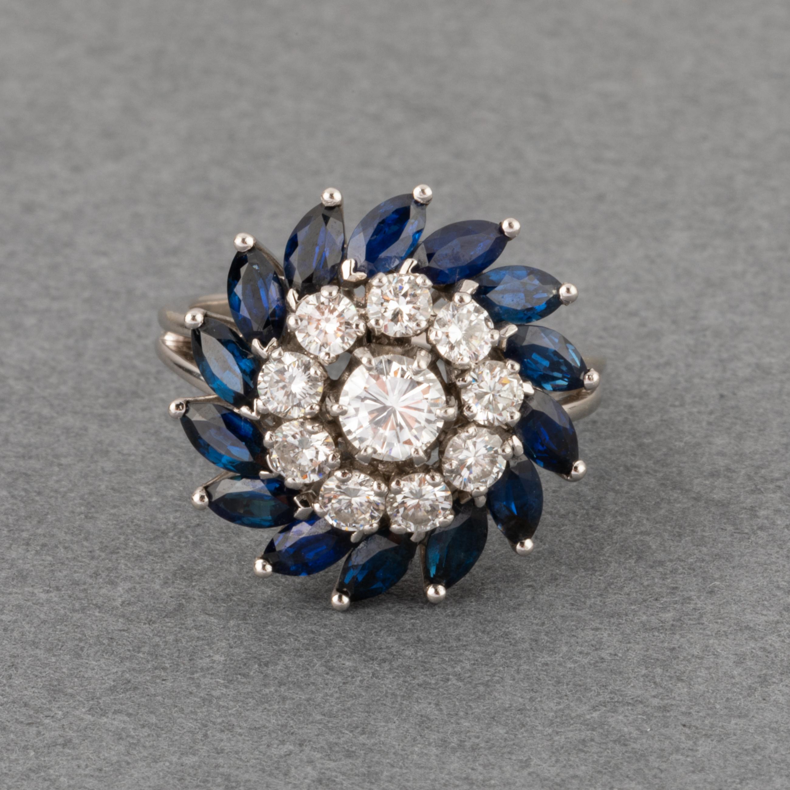 Ein sehr schöner Ring, hergestellt in Frankreich um 1960.
Hergestellt aus 18k Weißgold und Platin. Französische Punzierungen: der Adlerkopf und der Hundekopf.
Die Diamanten sind hochwertig, weiß und klar. Die zentrale auf Gewichte 0,30 etwa, 1,10