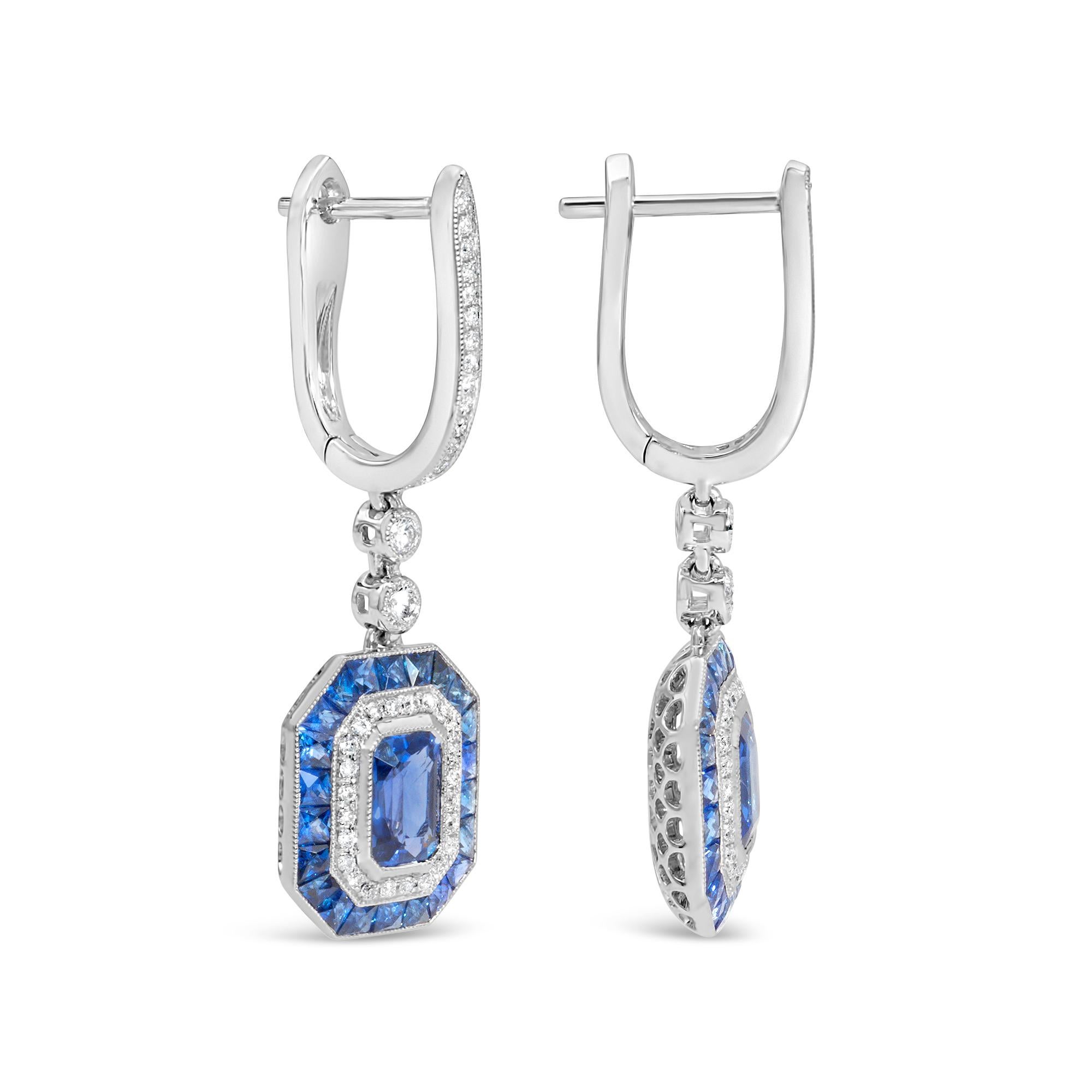 Ein wunderschönes Paar Art-Déco-Ohrringe mit blauen Saphiren im Smaragdschliff mit einem Gesamtgewicht von 1,10 Karat, eingefasst in Platin. Umgeben von einem doppelten Halo aus Diamanten im Rundschliff mit einem Gesamtgewicht von 0,23 Karat und